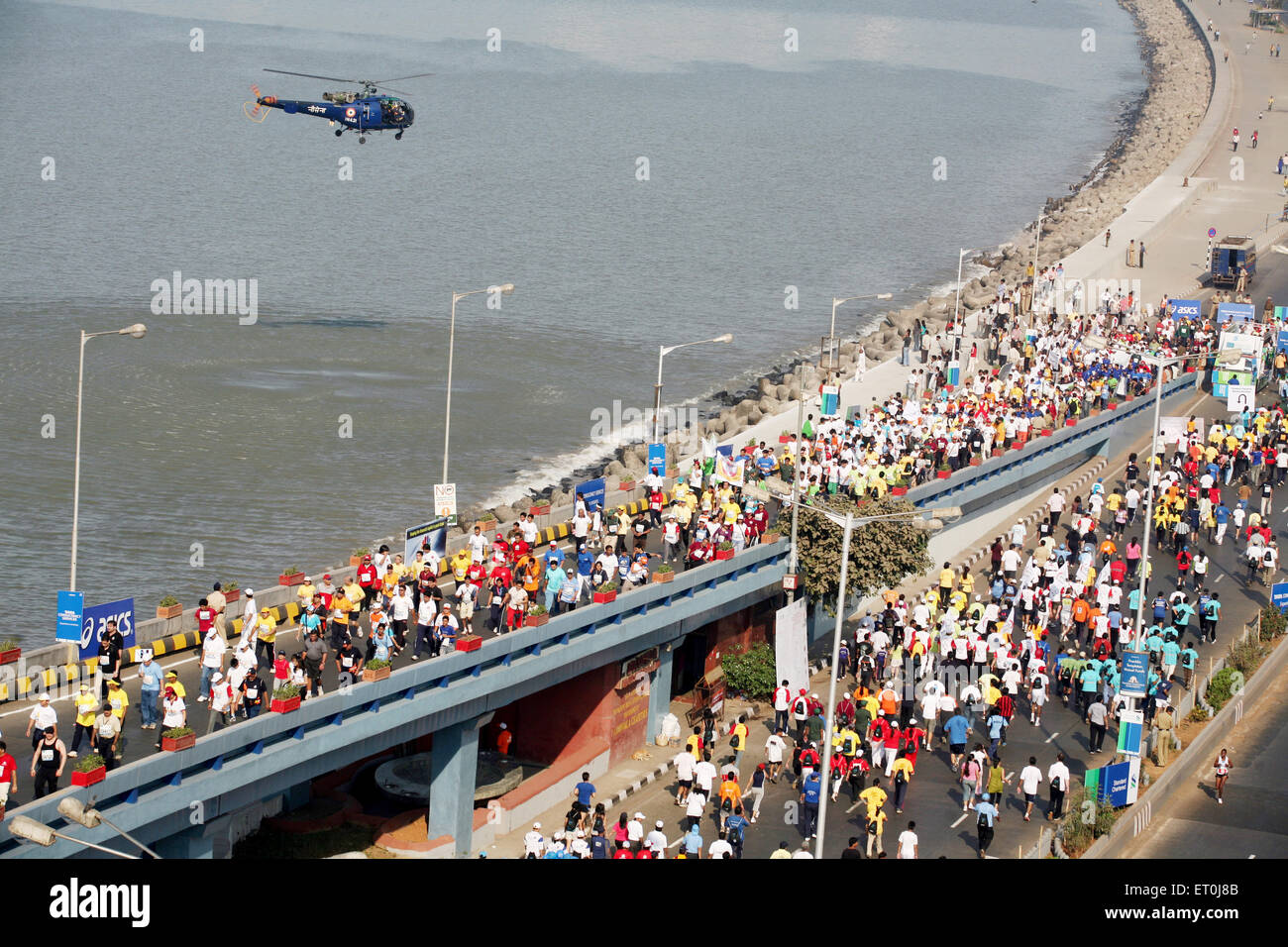 I partecipanti in esecuzione su Charni cavalcavia stradali presso la Queen's collana in Nariman Point ; Mumbai marathon evento organizzato Mumbai Foto Stock