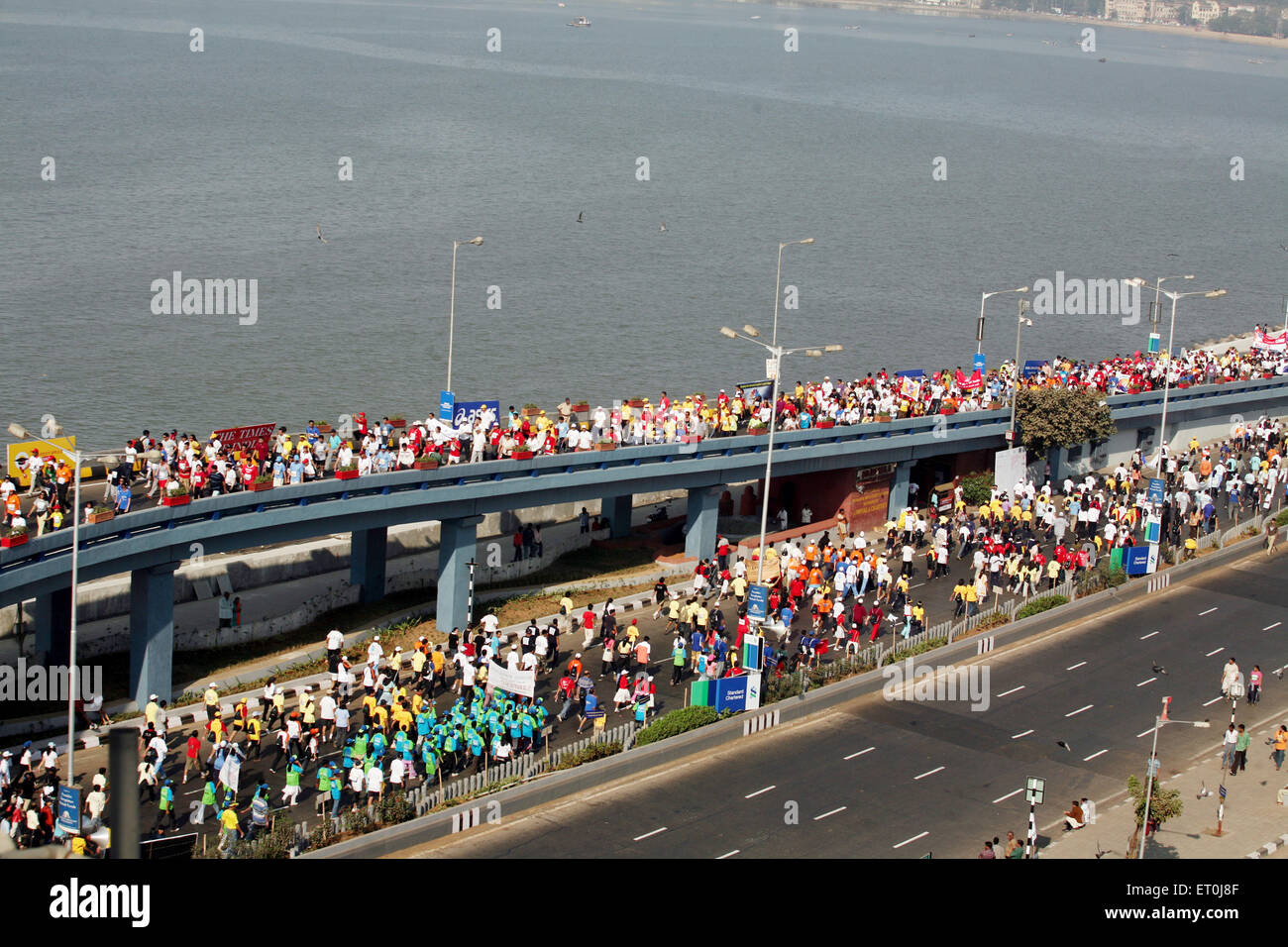 I partecipanti in esecuzione su Charni cavalcavia stradali presso la Queen's collana in Nariman Point ; Mumbai marathon evento organizzato Mumbai Foto Stock