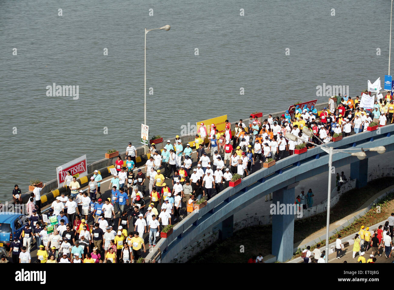 I partecipanti in esecuzione su Charni cavalcavia stradali presso la Queen's collana in Nariman Point ; Mumbai marathon evento organizzato Mumbai Foto Stock