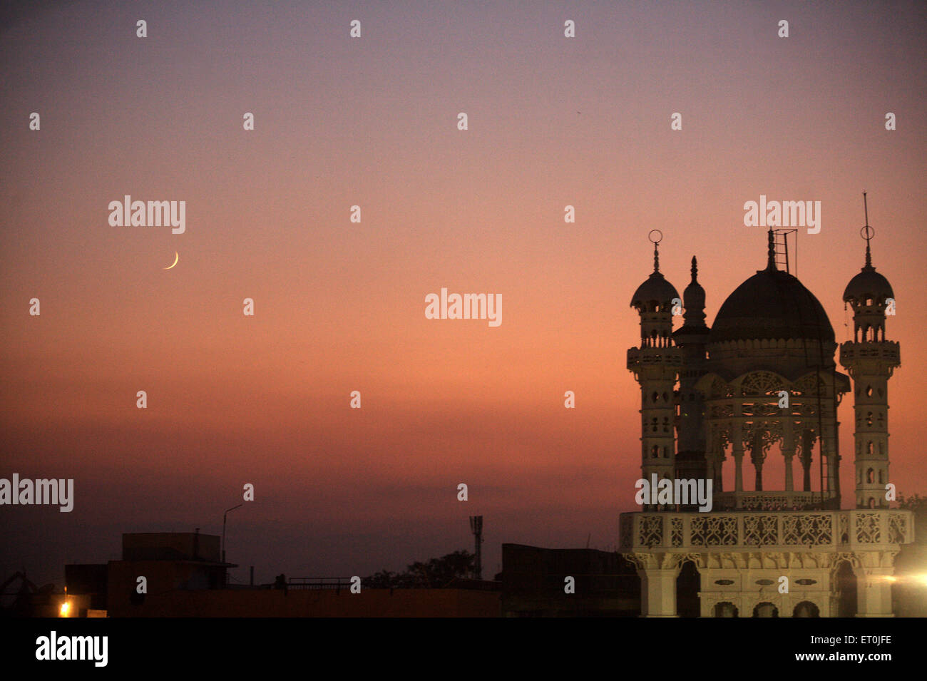 EID al Fitr luna nel cielo e splendidamente illuminato tomba di Masjid in città tessile di Malegaon Maharashtra India Asia Foto Stock