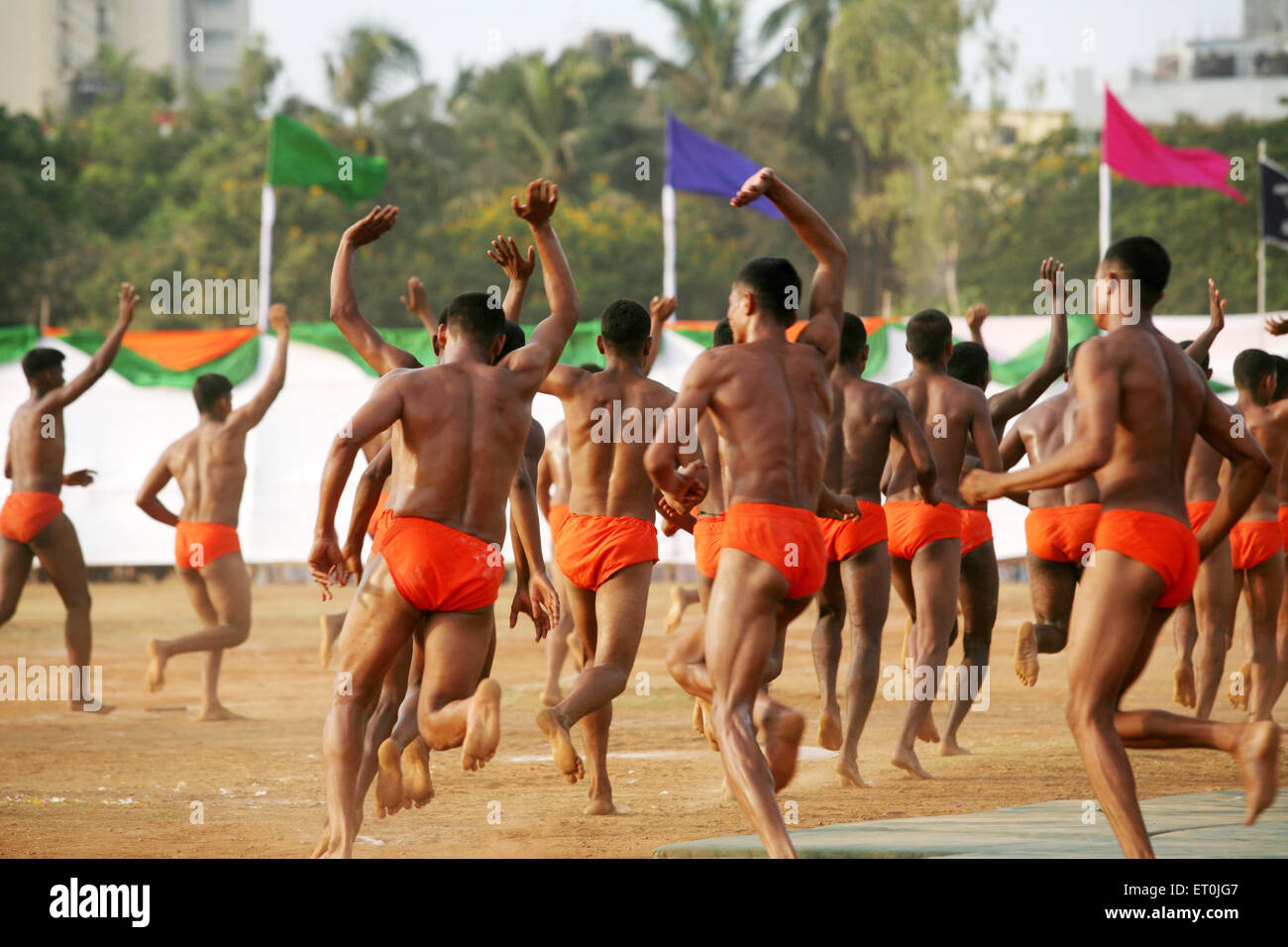 Gli uomini della polizia sventolando eseguendo Malkhamb ginnastica il 1 maggio nello Stato di Maharashtra foundation giorno ; Parco Shivaji ; Dadar ; Mumbai Foto Stock