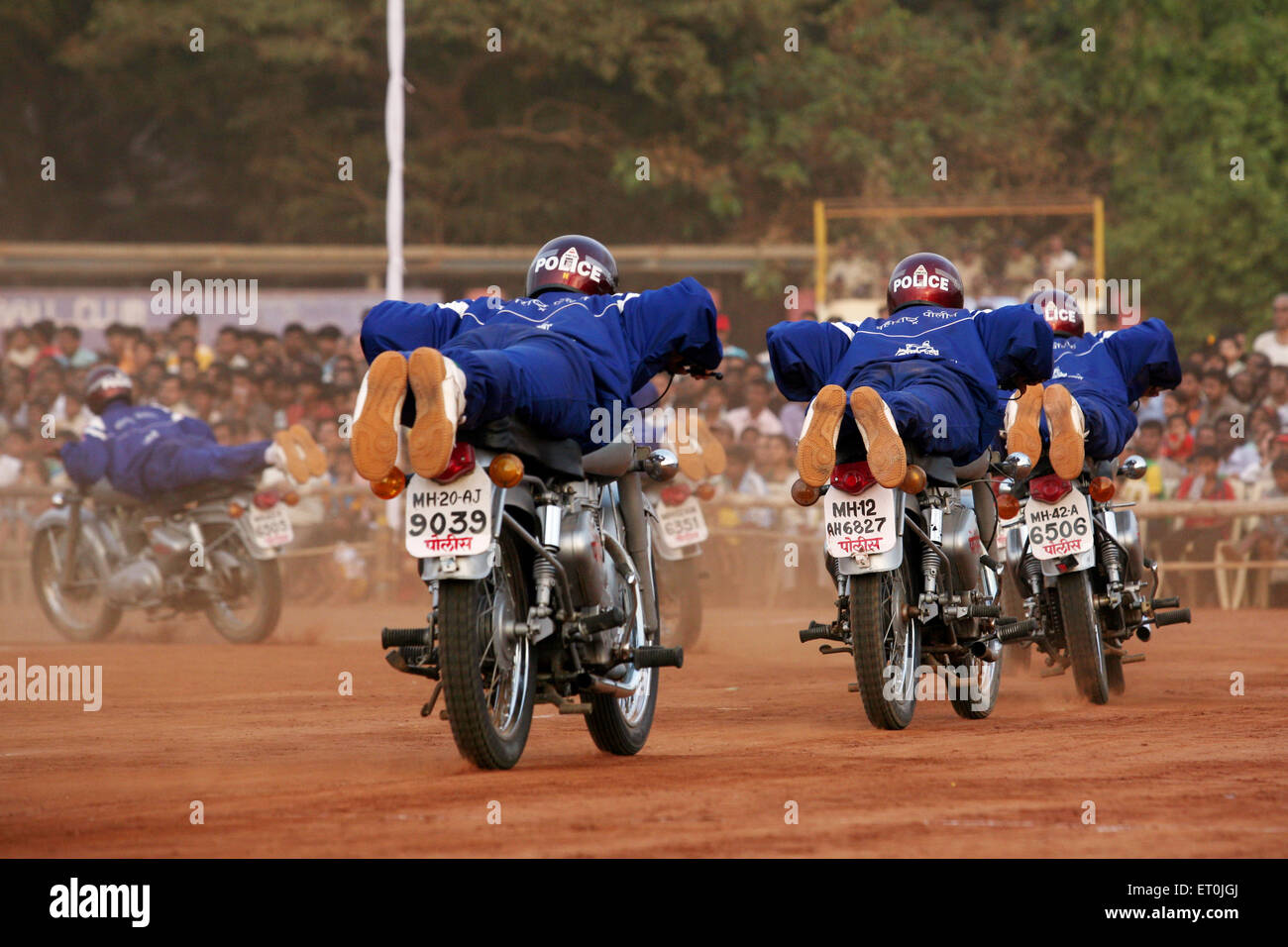 Gli uomini della polizia eseguono acrobazie in moto il 1 maggio nello Stato di Maharashtra foundation giorno ; Parco Shivaji ; Dadar ; Mumbai Foto Stock
