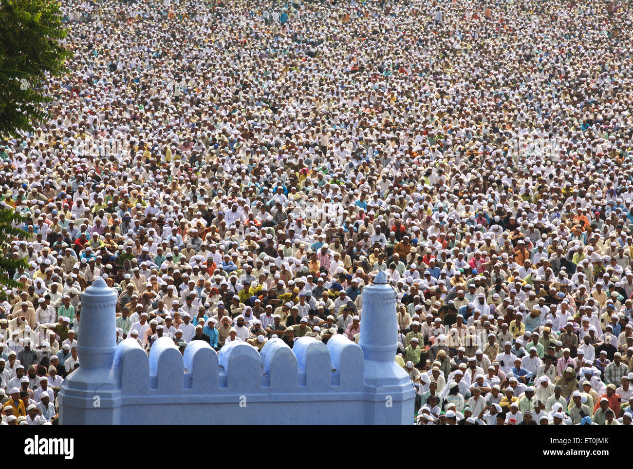 La Folla riunita per l'Eid Al Fitr o Ramzan id namaaz a Lashkar e massa Eidgaah ; Malegaon ; Maharashtra ; India Foto Stock