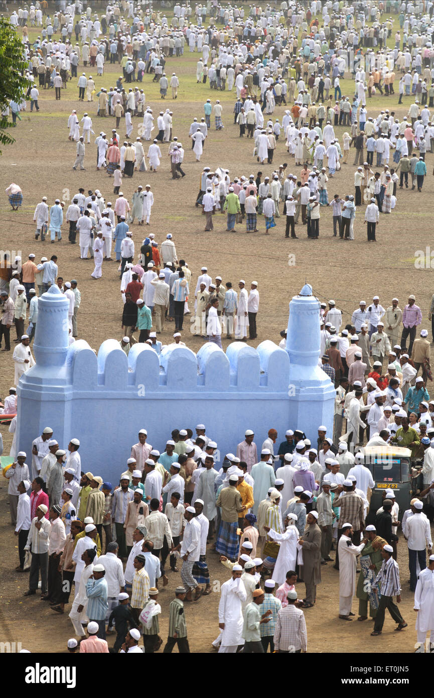 La Folla riunita per l'Eid Al Fitr o Ramzan id namaaz a Lashkar e massa Eidgaah ; Malegaon ; Maharashtra ; India Foto Stock