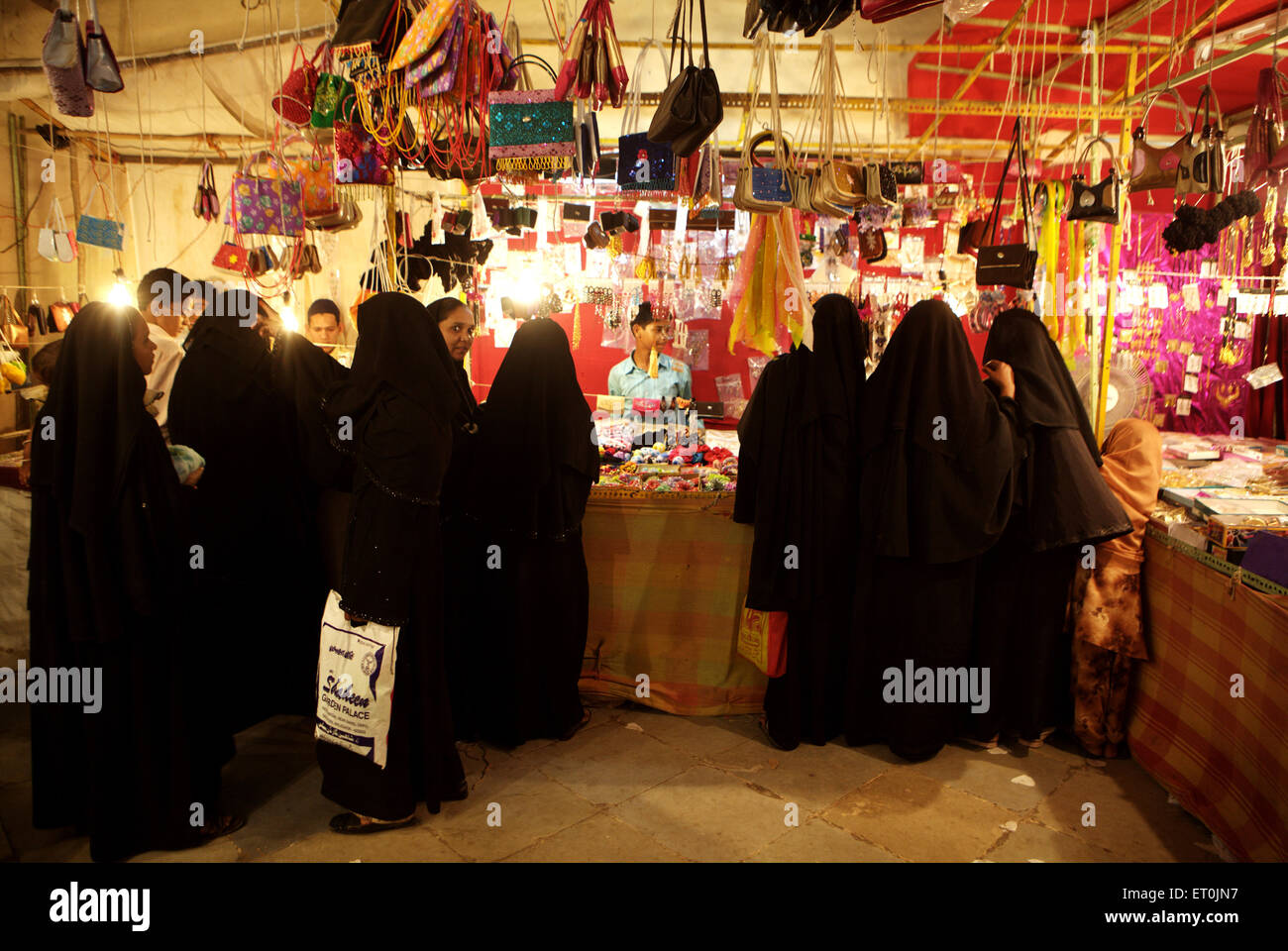 Le donne musulmane facendo il loro ultimo minuto Id o festive shopping al mercato locale di Malegaon ; Maharashtra ; India Foto Stock