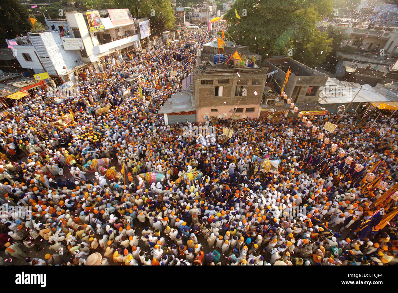 Processione dei devoti Sikh, Hazur Sahib Gurdwara, Takht Sachkhand Sri Hazur Abchalnagar Sahib Gurudwara, Nambied, Maharashtra, India, Asia Foto Stock