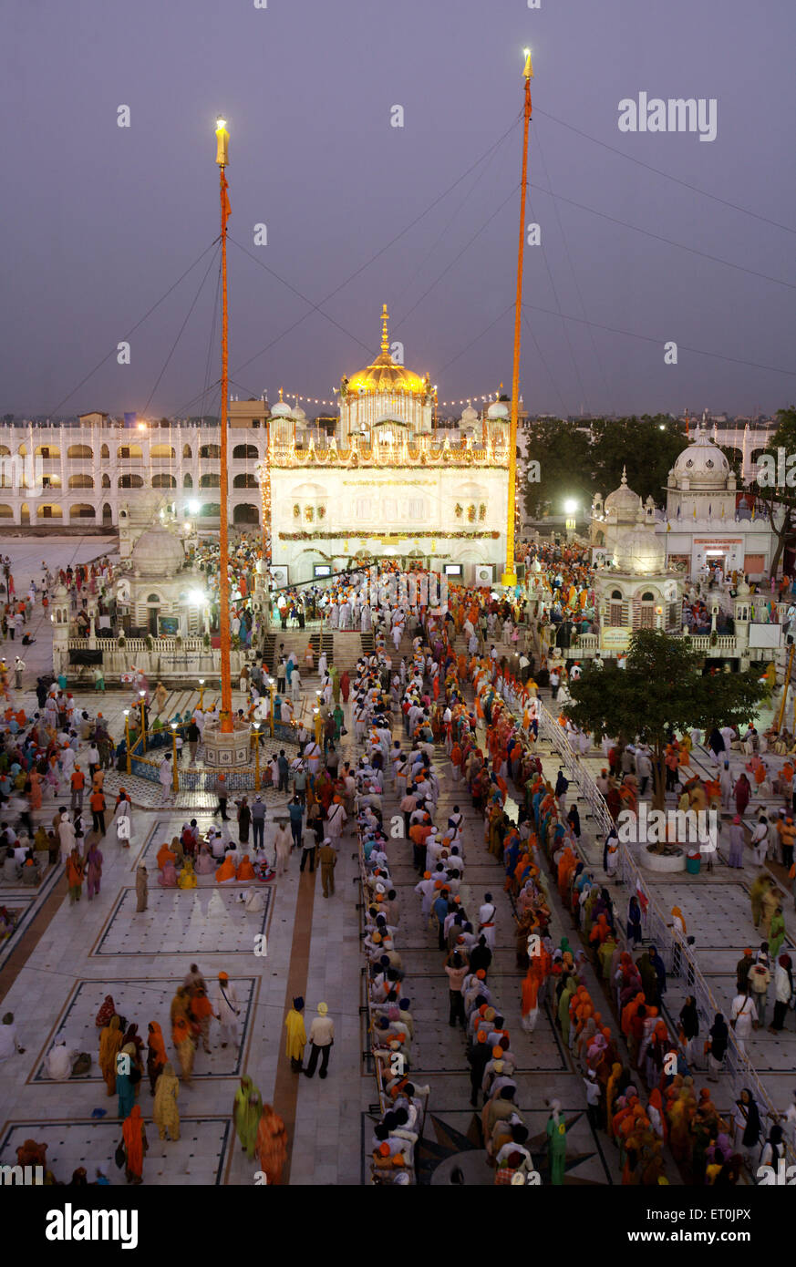 Illuminato Saheb Sachkhand Gurudwara per il trecentesimo anno di consacrazione perpetua del Guru Granth Sahib Nanded Foto Stock