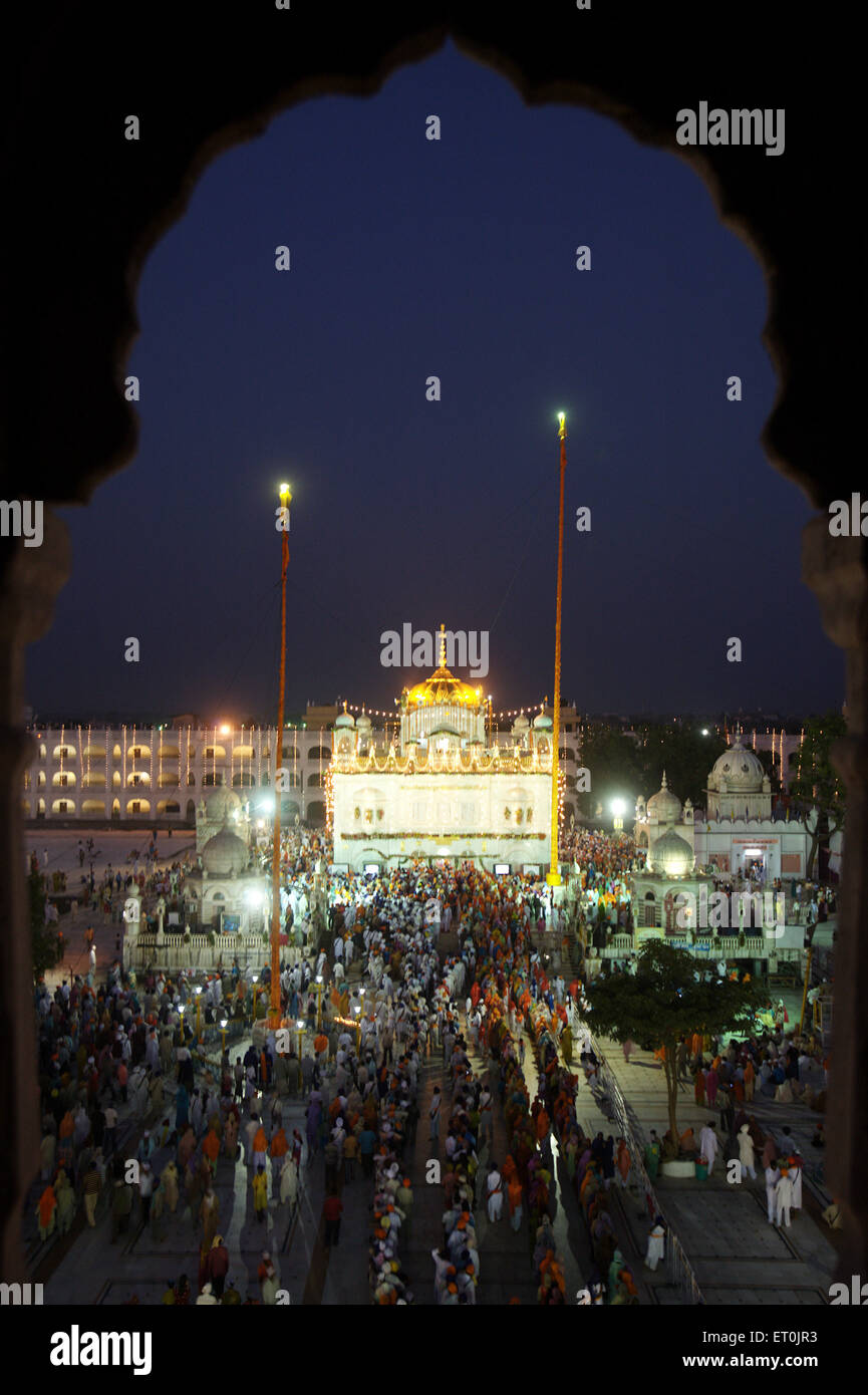 Illuminato Saheb Sachkhand Gurudwara per il trecentesimo anno di consacrazione perpetua del Guru Granth Sahib Nanded Foto Stock