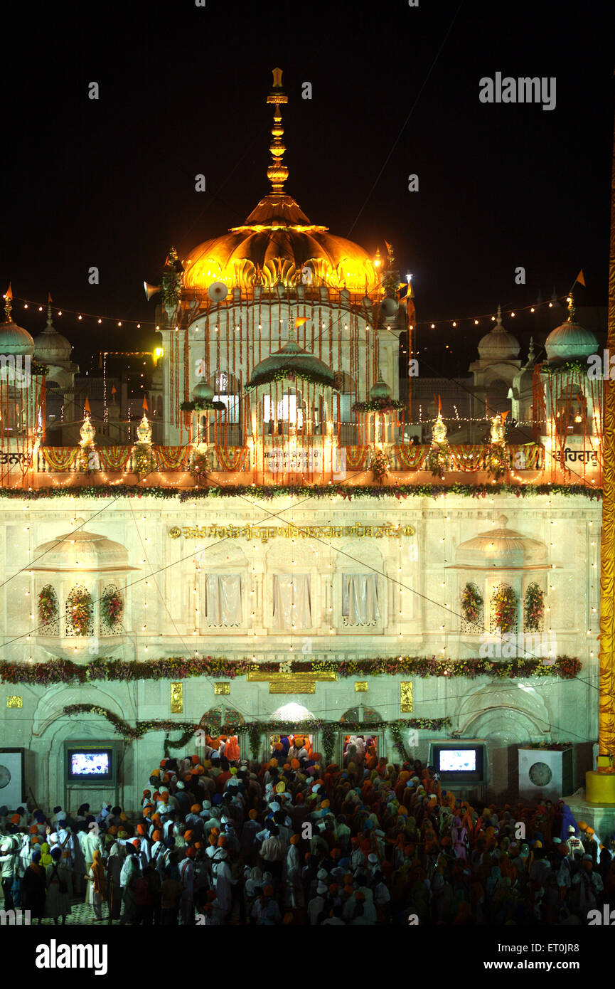 Illuminato Saheb Sachkhand Gurudwara per il trecentesimo anno di consacrazione perpetua del Guru Granth Sahib Nanded Foto Stock
