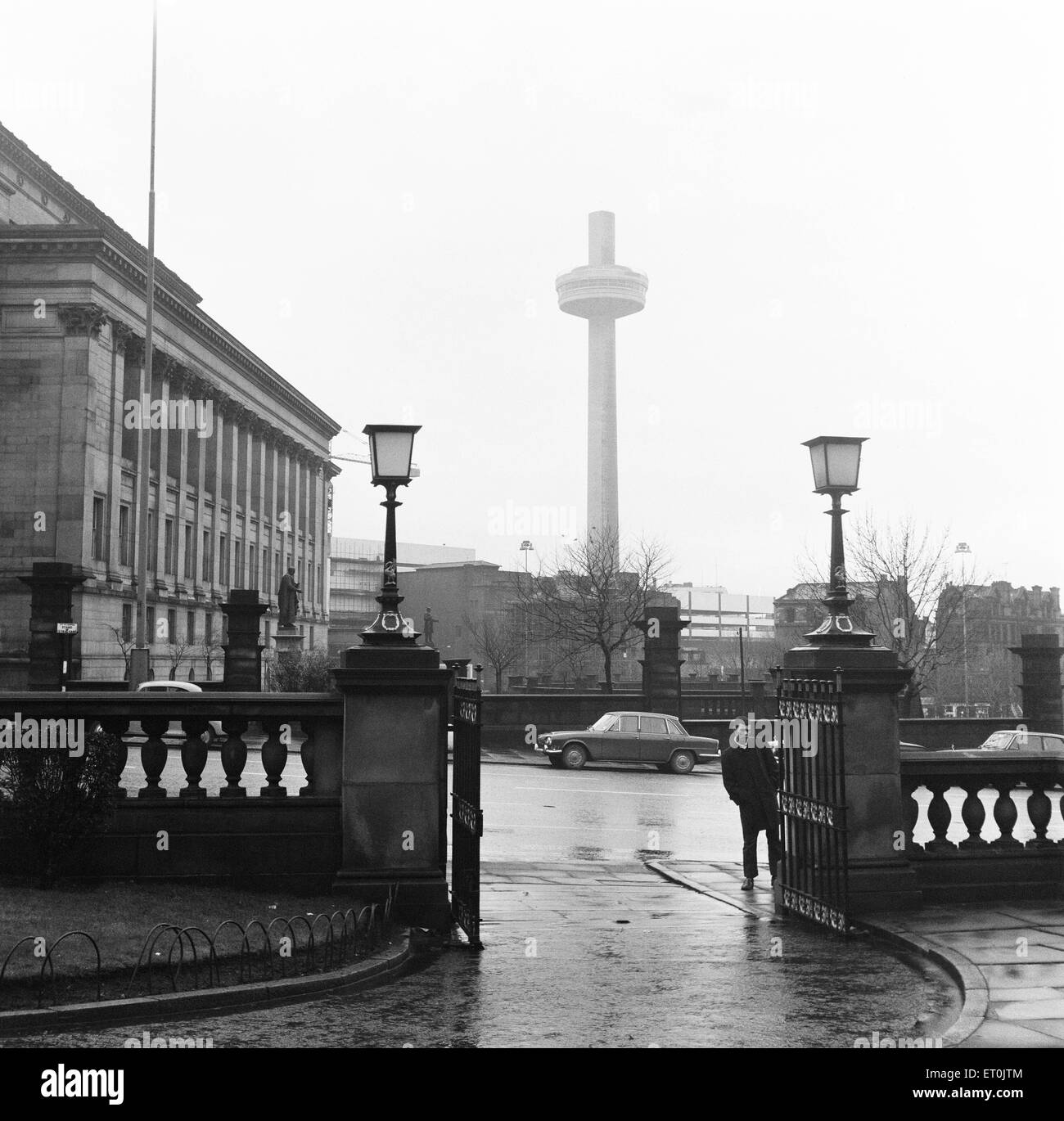 Vista di Liverpool che mostra St George's Hall, con la mitica Radio City Tower in background, Merseyside. Circa 1970. Foto Stock