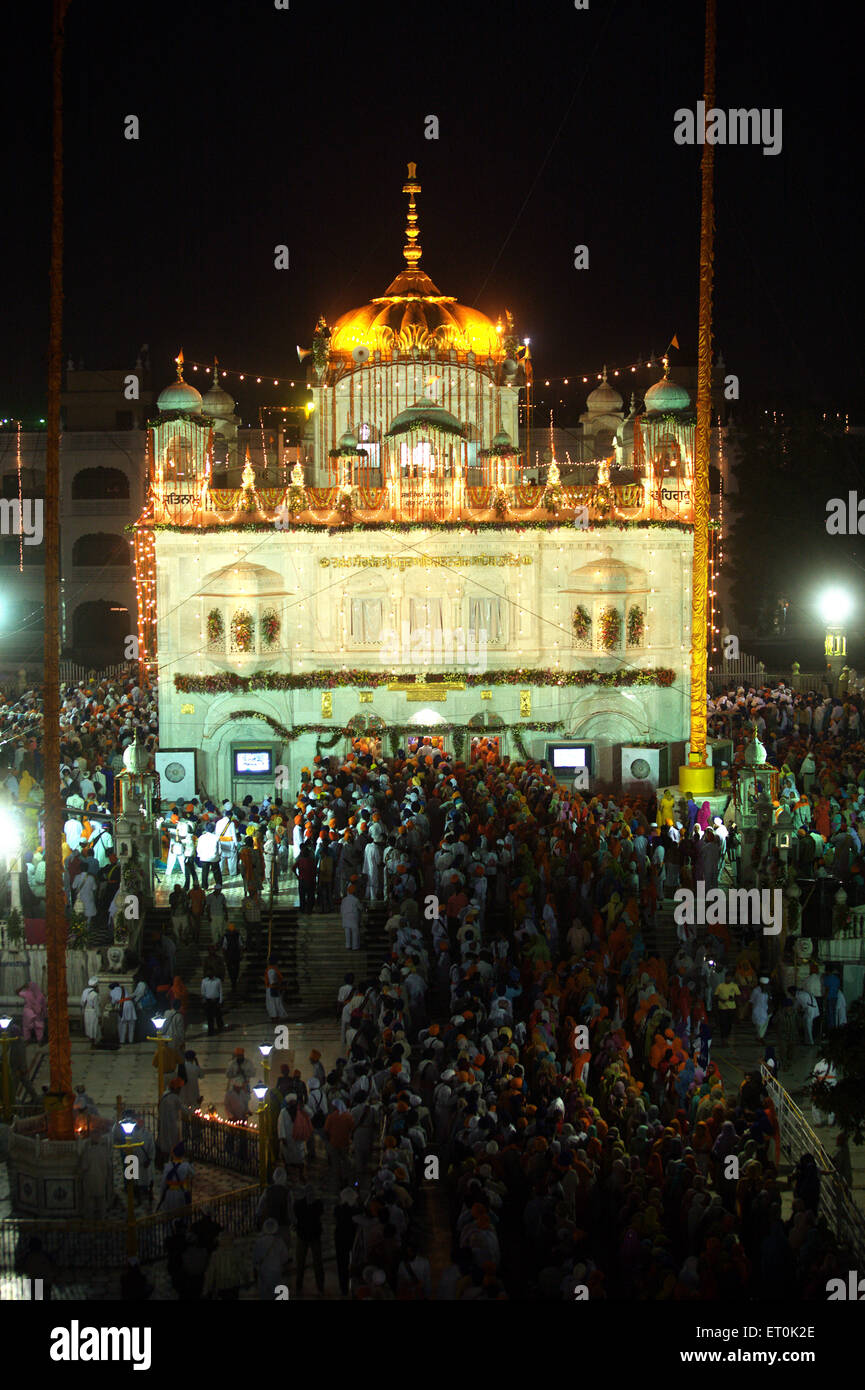 Illuminato Saheb Sachkhand Gurudwara per il trecentesimo anno di consacrazione perpetua del Guru Granth Sahib Nanded Foto Stock