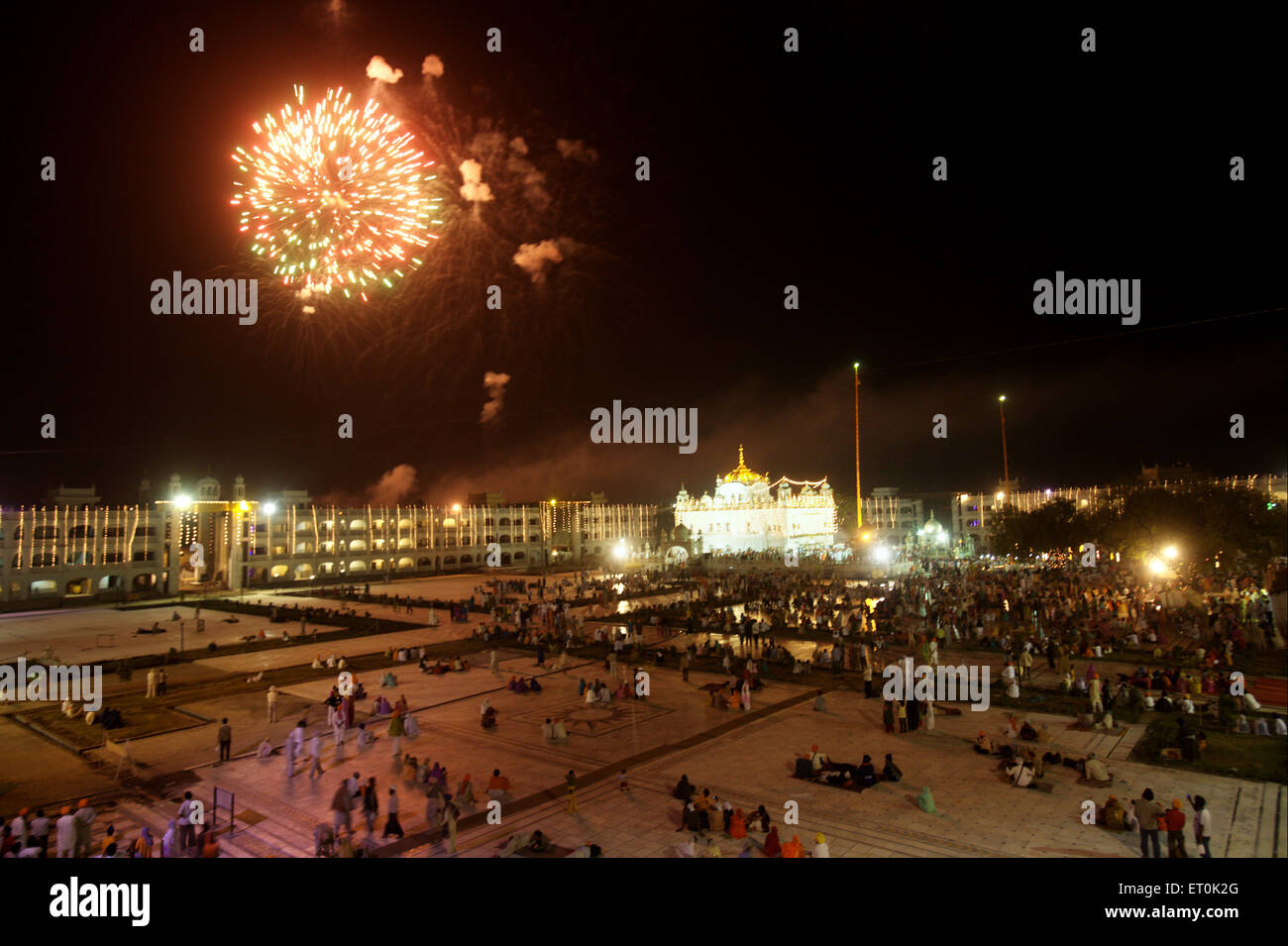 Fuochi d' artificio a Sachkhand Saheb Gurudwara per il trecentesimo anno di consacrazione perpetua del Guru Granth Sahib ; Nanded Foto Stock