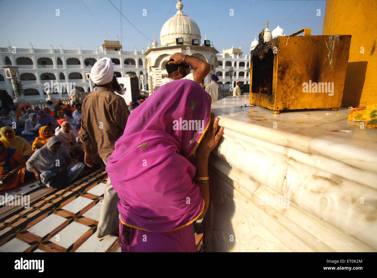 Celebrazioni consacrazione perpetua del Guru Granth Sahib Sikh ; devoti pregando Sachkhand Saheb Gurudwara Nanded Foto Stock