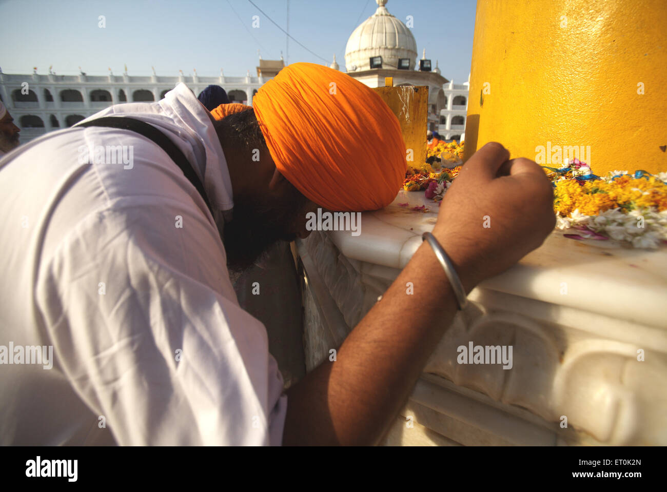 Celebrazioni consacrazione perpetua Guru Granth Sahib Sikh ; devoti pregando Sachkhand Saheb Gurudwara Nanded Foto Stock