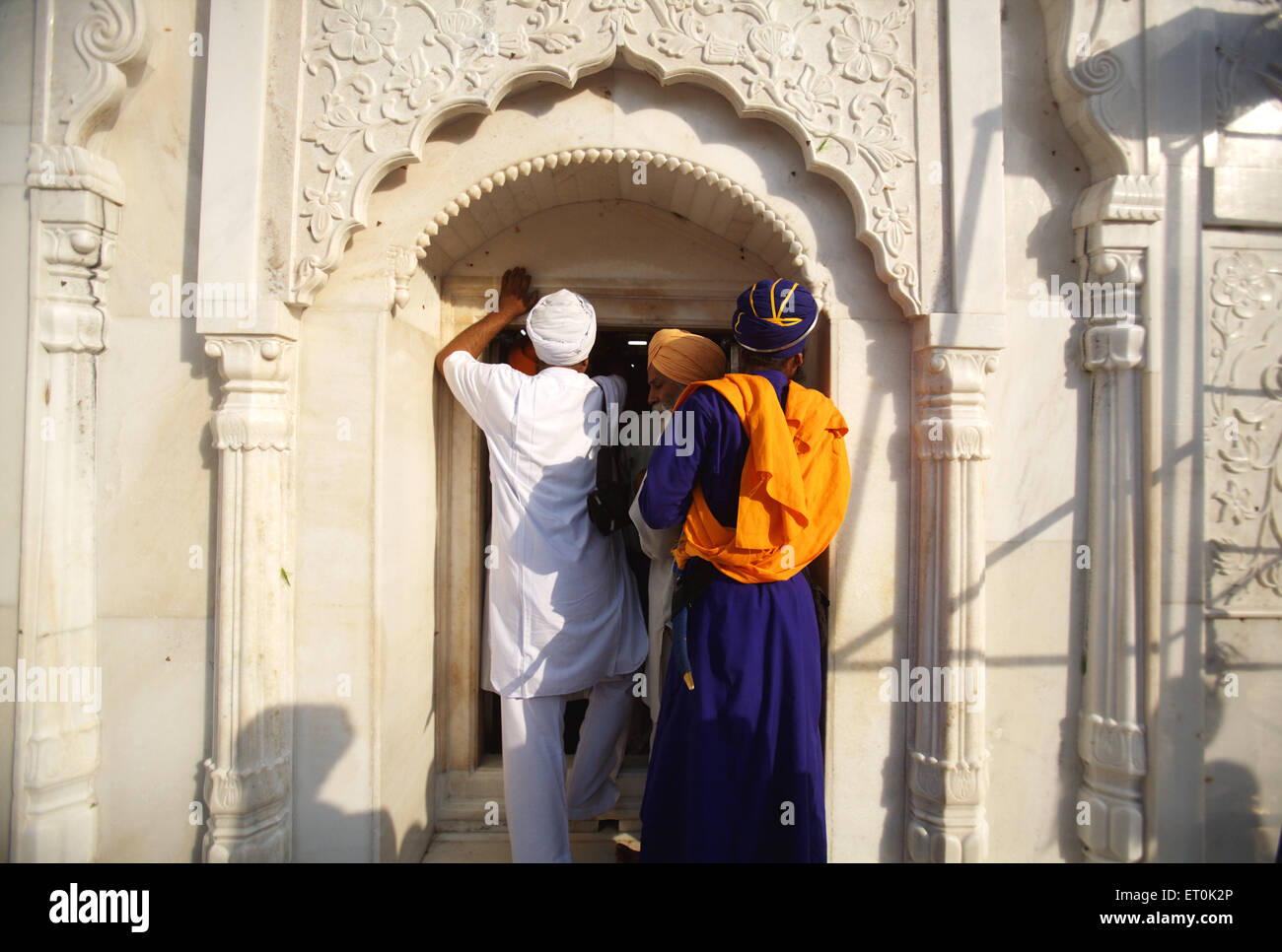 Celebrazioni consacrazione perpetua Guru Granth Sahib Sikh ; devoti pregando Sachkhand Saheb Gurudwara in Nanded Foto Stock