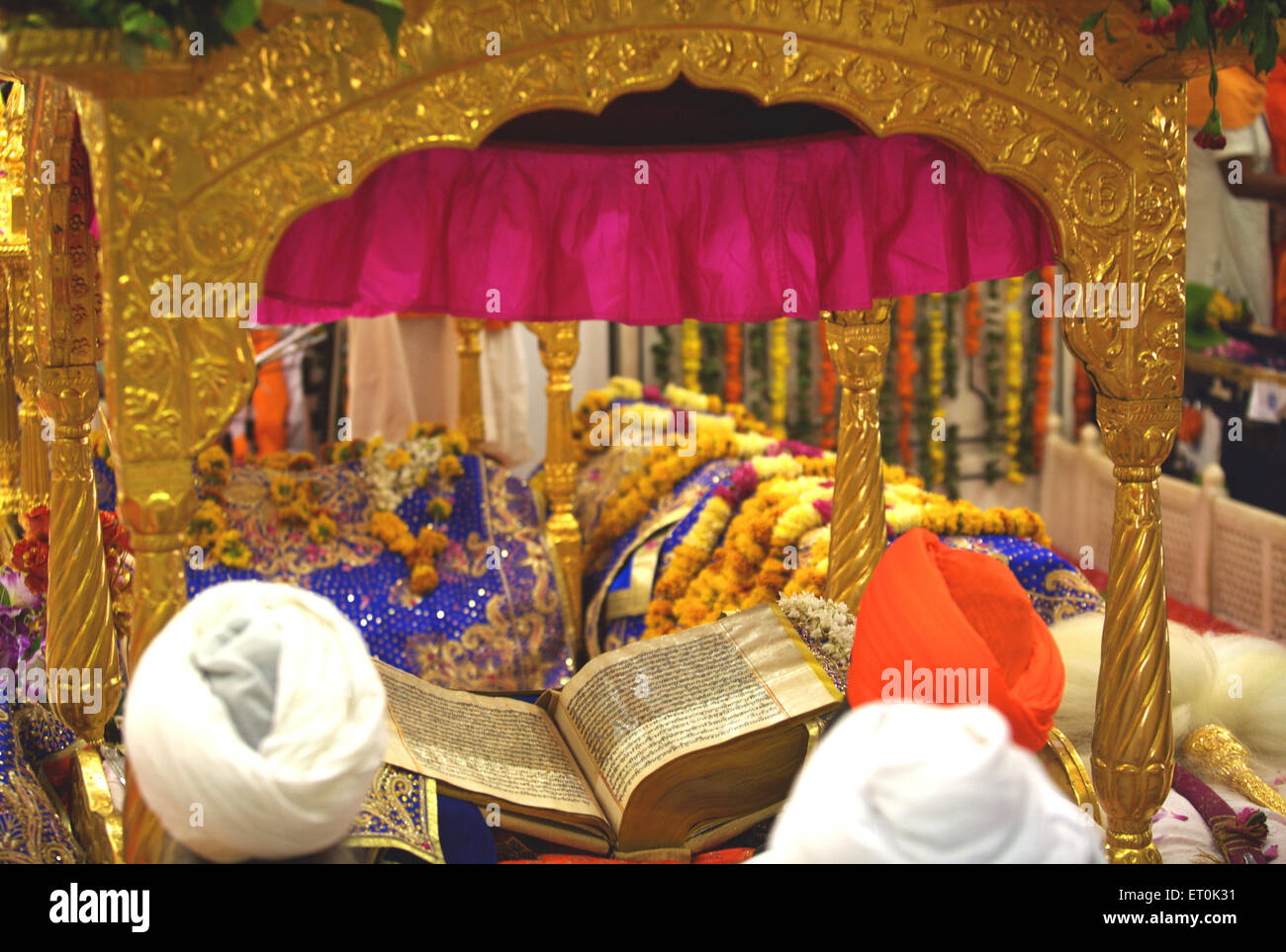 La religione sikh chierico scritture di lettura ; consacrazione perpetua del Guru Granth Sahib ; Sachkhand Saheb Gurudwara in Nanded Foto Stock