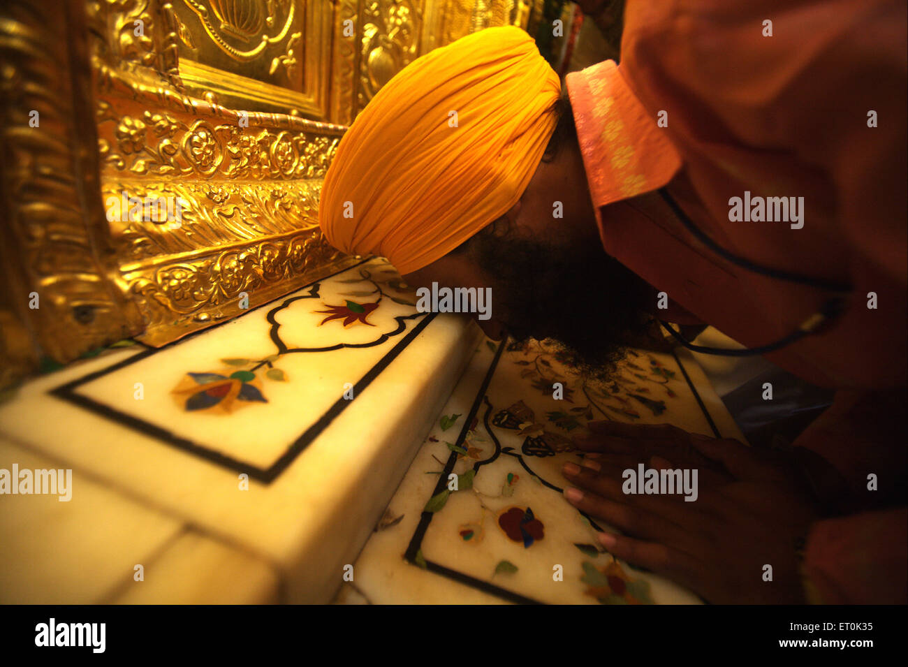 La religione sikh pagando rispetta golden porte ; celebrazioni consacrazione perpetua Guru Granth Sahib; Sachkhand Saheb Gurudwara in Nanded Foto Stock