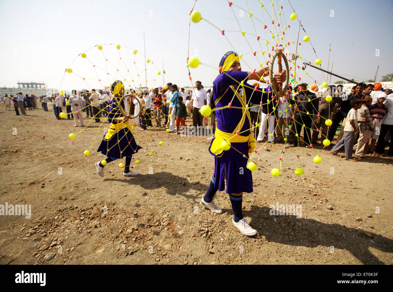 Nihangs guerrieri Sikh di eseguire la tradizionale arte marziale Gatka celebrazioni consacrazione perpetua Guru Granth Sahib ; Nanded Foto Stock