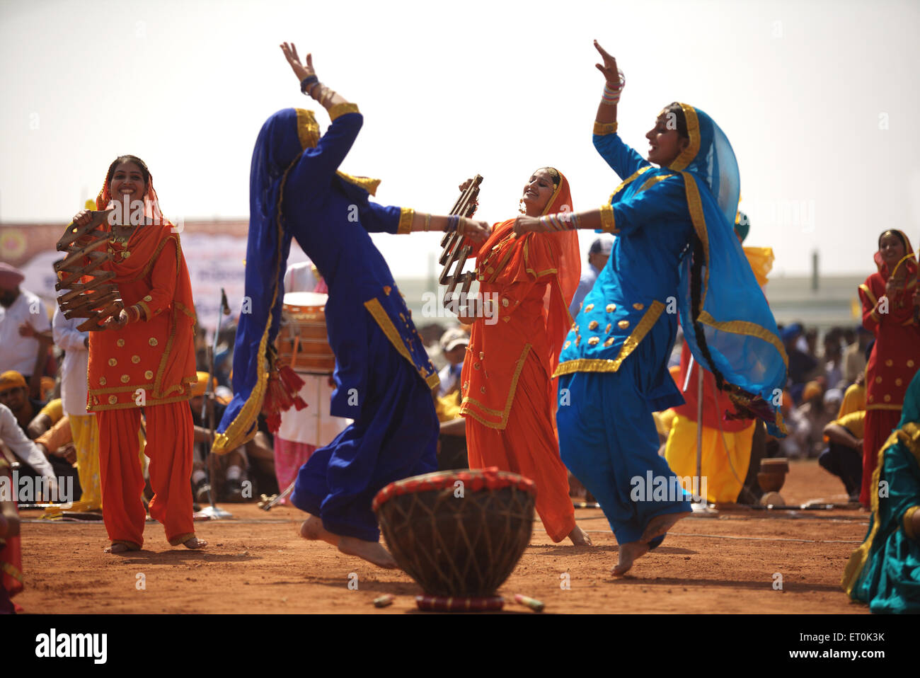 Giovani ragazze Sikh dancing, Giddha folk dance, celebrazioni del trecentesimo anno di consacrazione perpetua del Guru Granth Sahib , Nanded , Maharashtra, India Foto Stock