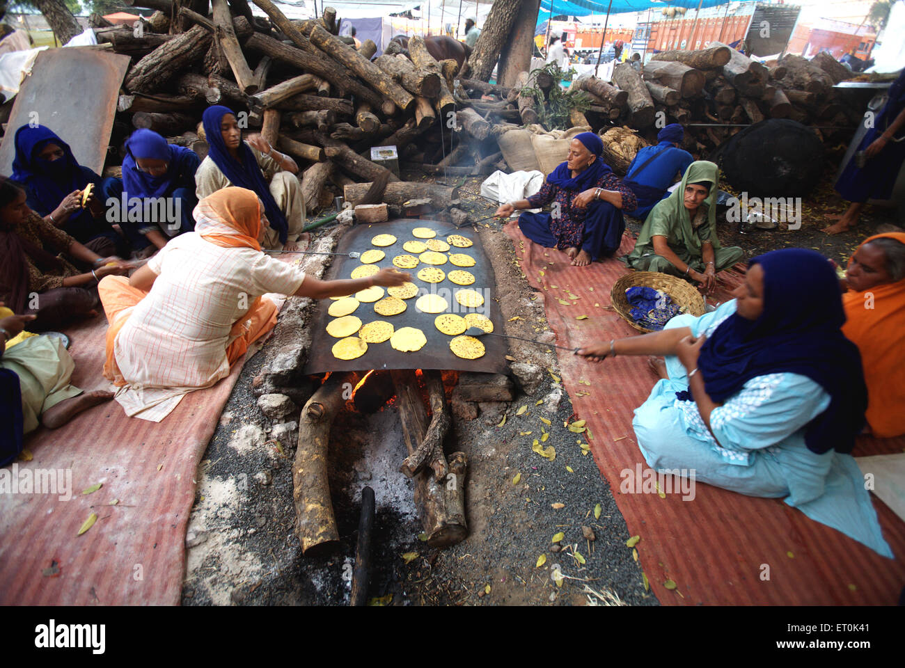 La religione sikh devoti makai di rotis farina di mais pane cucina ; licenza perpetua Guru Granth Sahib ; Sachkhand Saheb Gurudwara Nanded Foto Stock