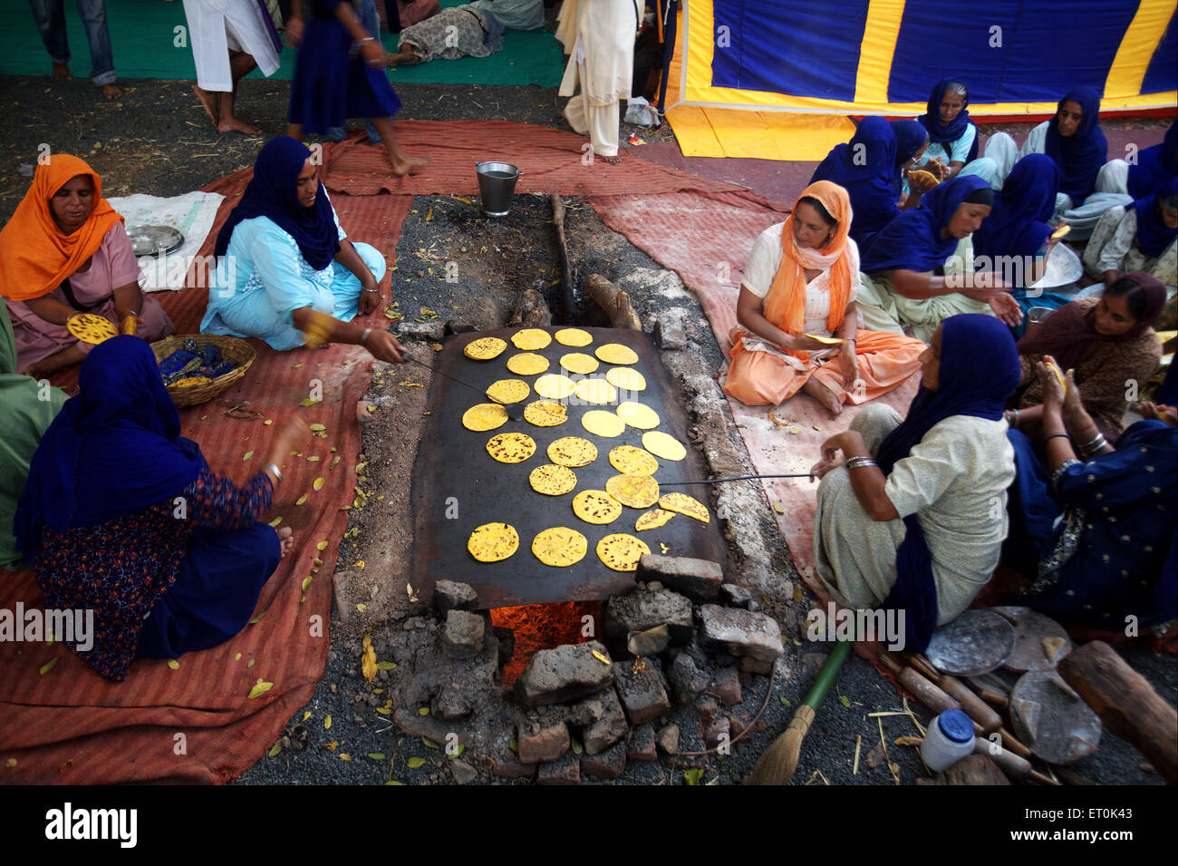 La religione sikh devoti rendendo makai di rotis farina di mais pane cucina ;guru Granth Sahib ; Sachkhand Saheb Gurudwara Nanded Foto Stock
