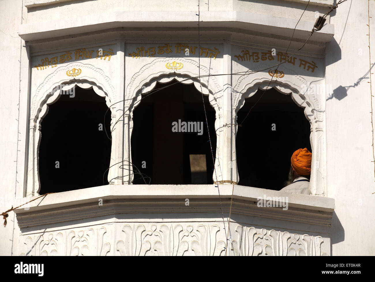 La religione sikh devoto seduto al piano superiore del cortile di Sachkhand Saheb Gurudwara in Nanded ; Maharashtra ; India Foto Stock