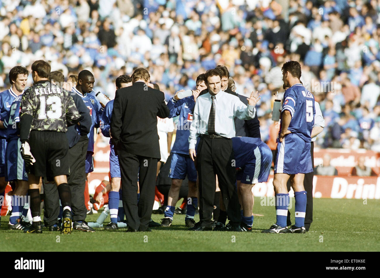 1997 finale di League Cup a Wembley. Il Leicester City 1 v Middlesbrough 1. Leicester manager Martin O'Neill mani consigli come i suoi giocatori preparare per tempo extra. Il 6 aprile 1997. Foto Stock