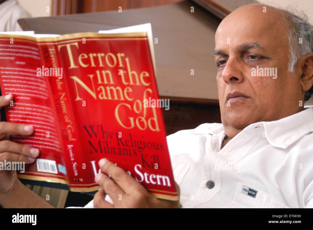 Mahesh Bhatt, regista indiano, produttore, sceneggiatore, lettura del libro Terror in the name of God, India Foto Stock
