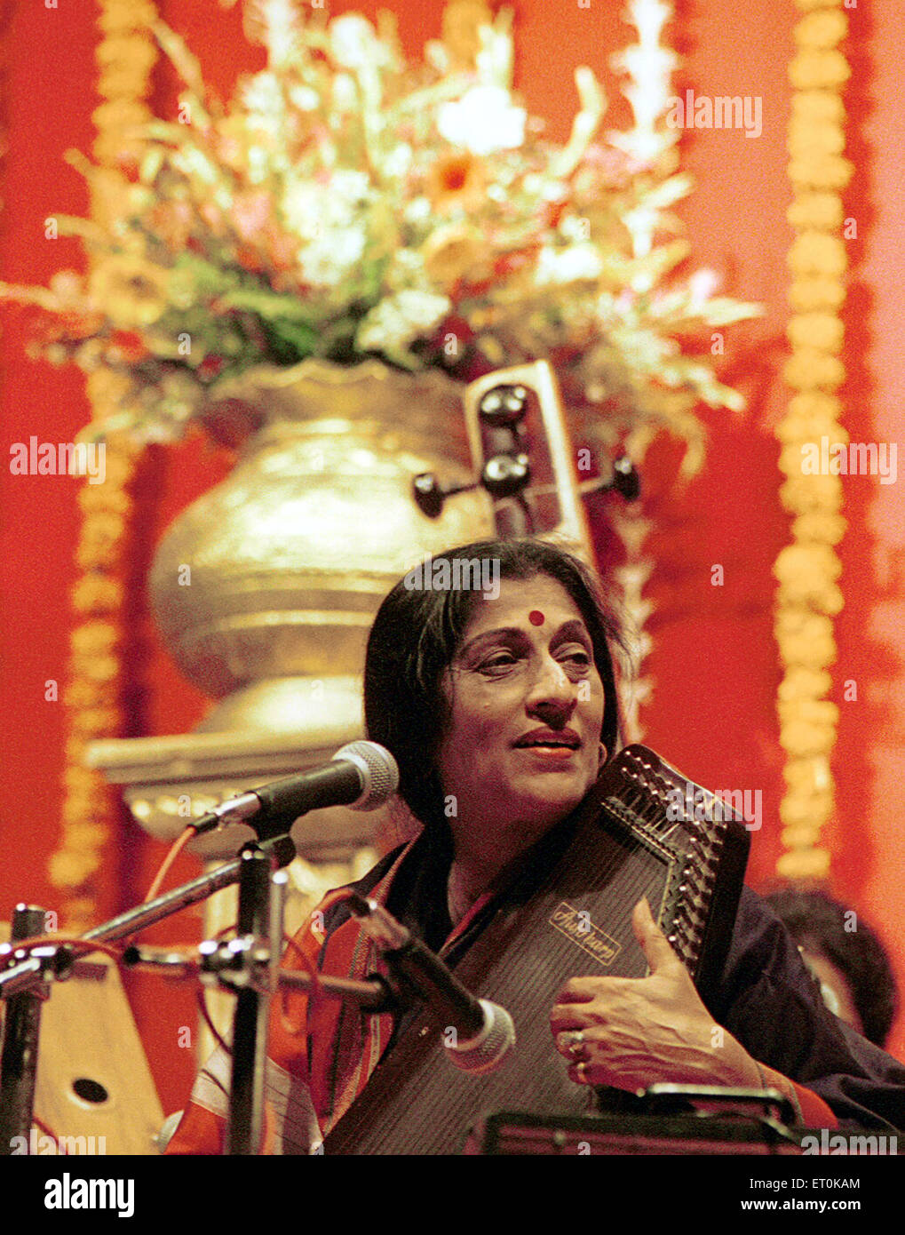 Indiano cantante classica Kishori Amonkar durante l evento in Mumbai Bombay ; Maharashtra ; India n. MR Foto Stock
