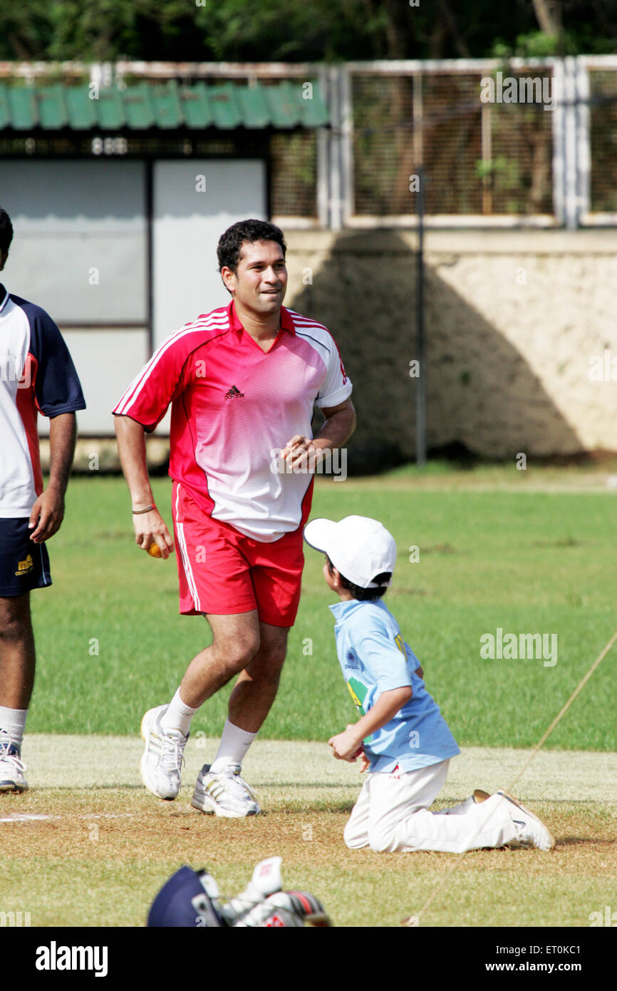 Sachin Tendulkar , cricketer indiano , battsmen più grande , pratica netta con il figlio Arjun Tendulkar , Bombay , Mumbai , Maharashtra , India , Asia Foto Stock