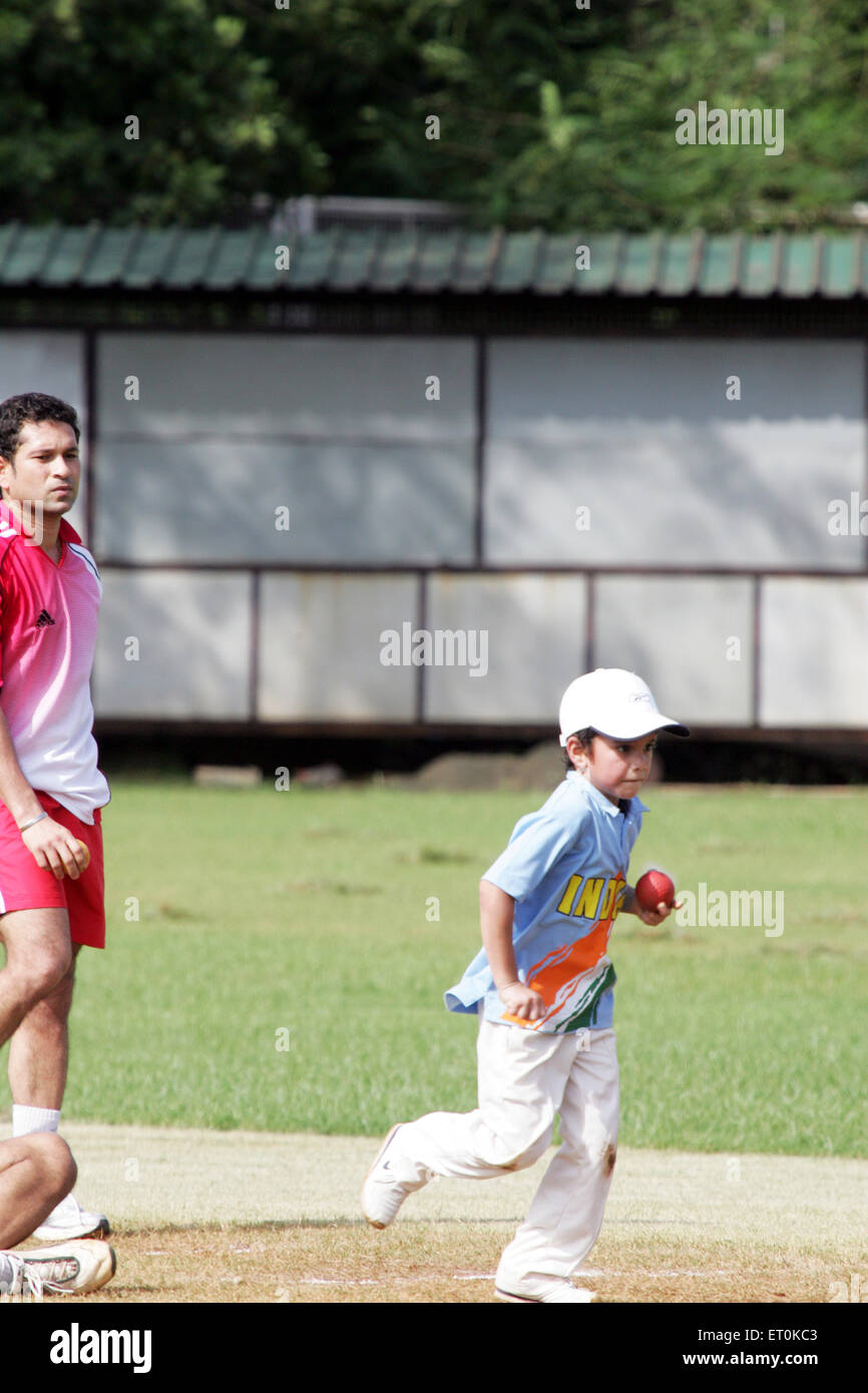 Sachin Tendulkar , cricketer indiano , battsmen più grande , pratica netta con il figlio Arjun Tendulkar , Bombay , Mumbai , Maharashtra , India , Asia Foto Stock