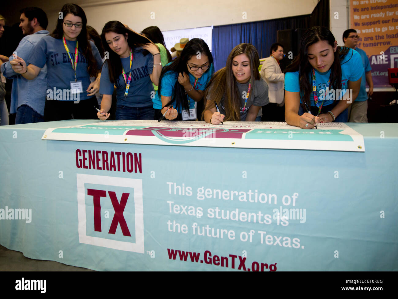 High school seniors dal intorno ad Austin segno pegno per frequentare college durante la cerimonia inaugurale dei CTX Giorno di firma Foto Stock
