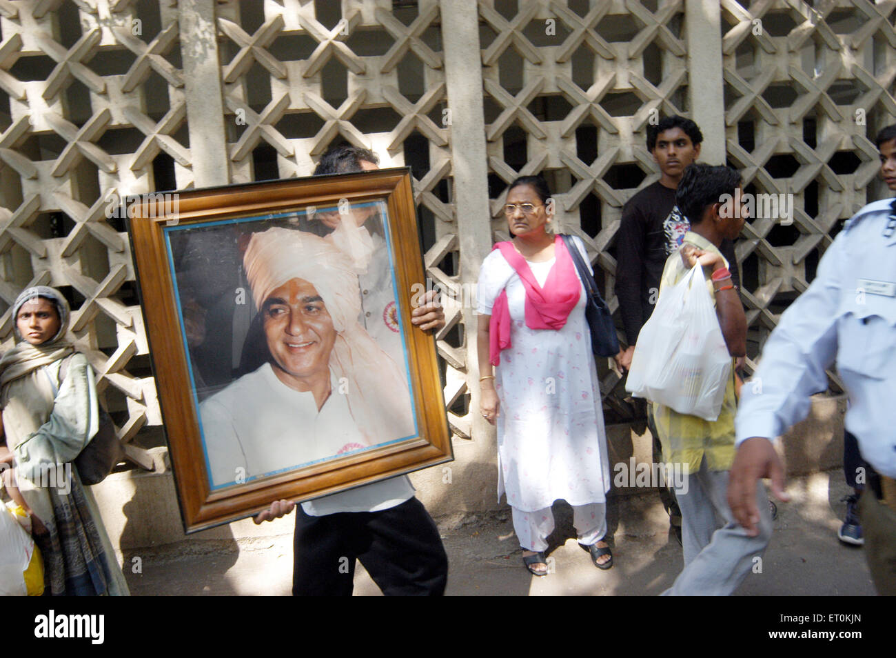 Photo Frame attore politico Sunil Dutt nato come Balraj Dutt portati durante l ultimo viaggio a cremazione in Bandra ; Bombay Mumbai Foto Stock