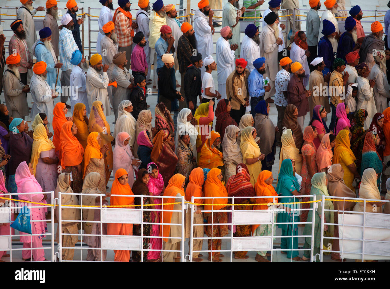 La religione sikh devoti in attesa Sachkhand Saheb Gurudwara pay rispet consacrazione perpetua Guru sikh Granth Nanded Foto Stock