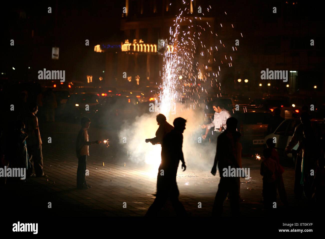 Diwali Deepawali celebrazioni mediante lo scoppio di fire crackers a Marino linee in Mumbai Bombay ; Maharashtra ; India Foto Stock