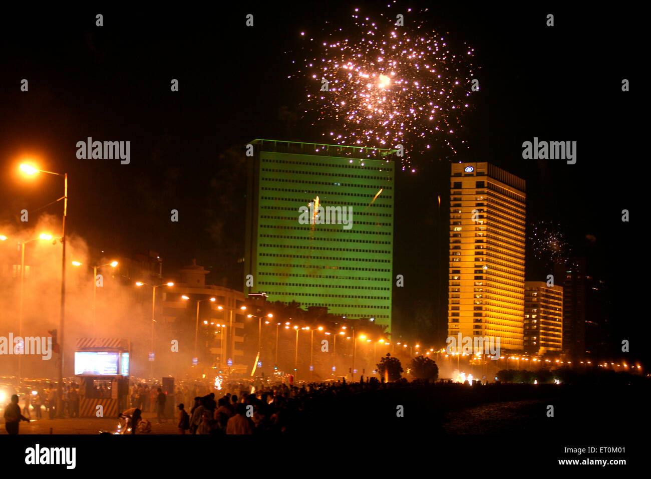 Diwali Deepawali celebrazioni mediante lo scoppio di fire crackers a Marino linee in Mumbai Bombay ; Maharashtra ; India Foto Stock