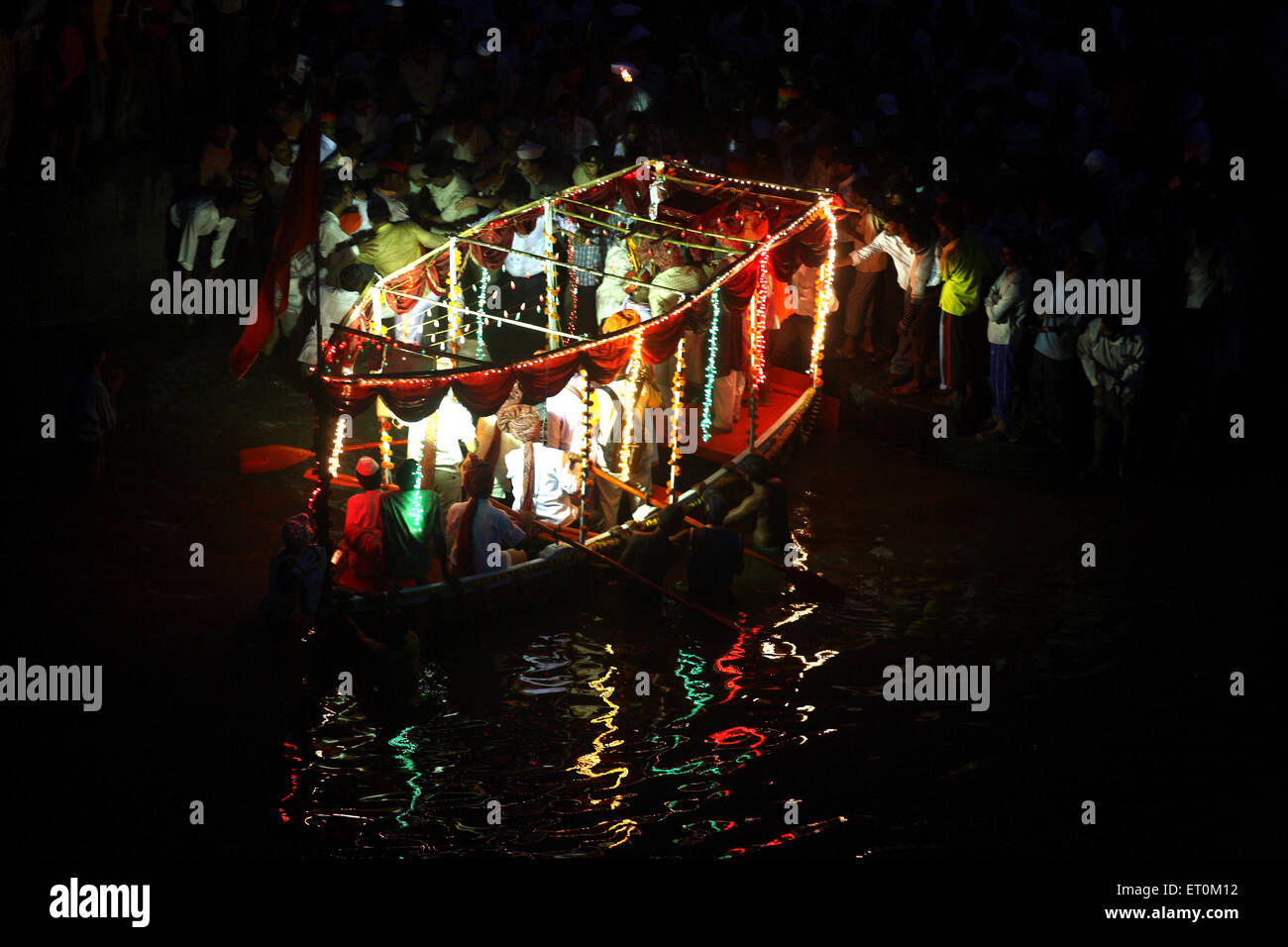 Piccola imbarcazione reale decorato con fiori e luci per immersione del signore Ganesh ; Sangli ; Maharashtra ; India Foto Stock
