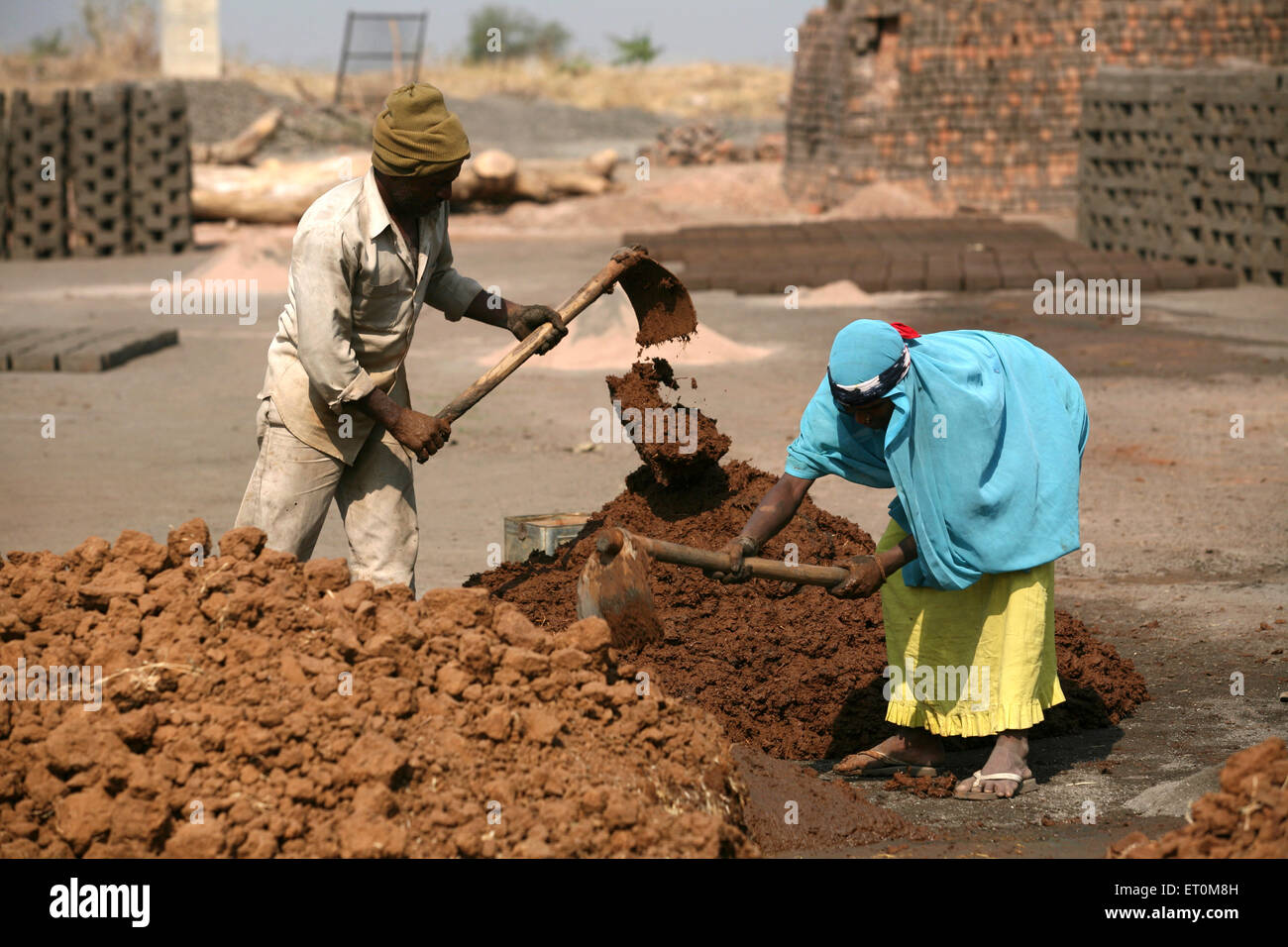 Giovane a lavorare nella fabbrica di mattoni in Bhopal ; Madhya Pradesh ; India Foto Stock