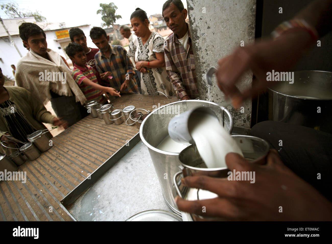 La gente a deposito di latte a un centro di raccolta in Anand ; Gujarat ; India Foto Stock
