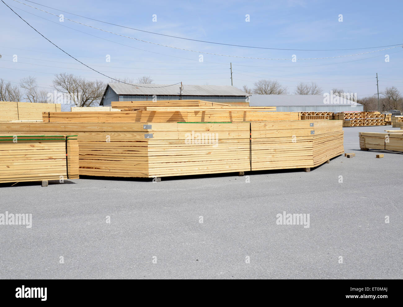 Pile di molti tralicci in legno pronti per essere spediti Foto Stock