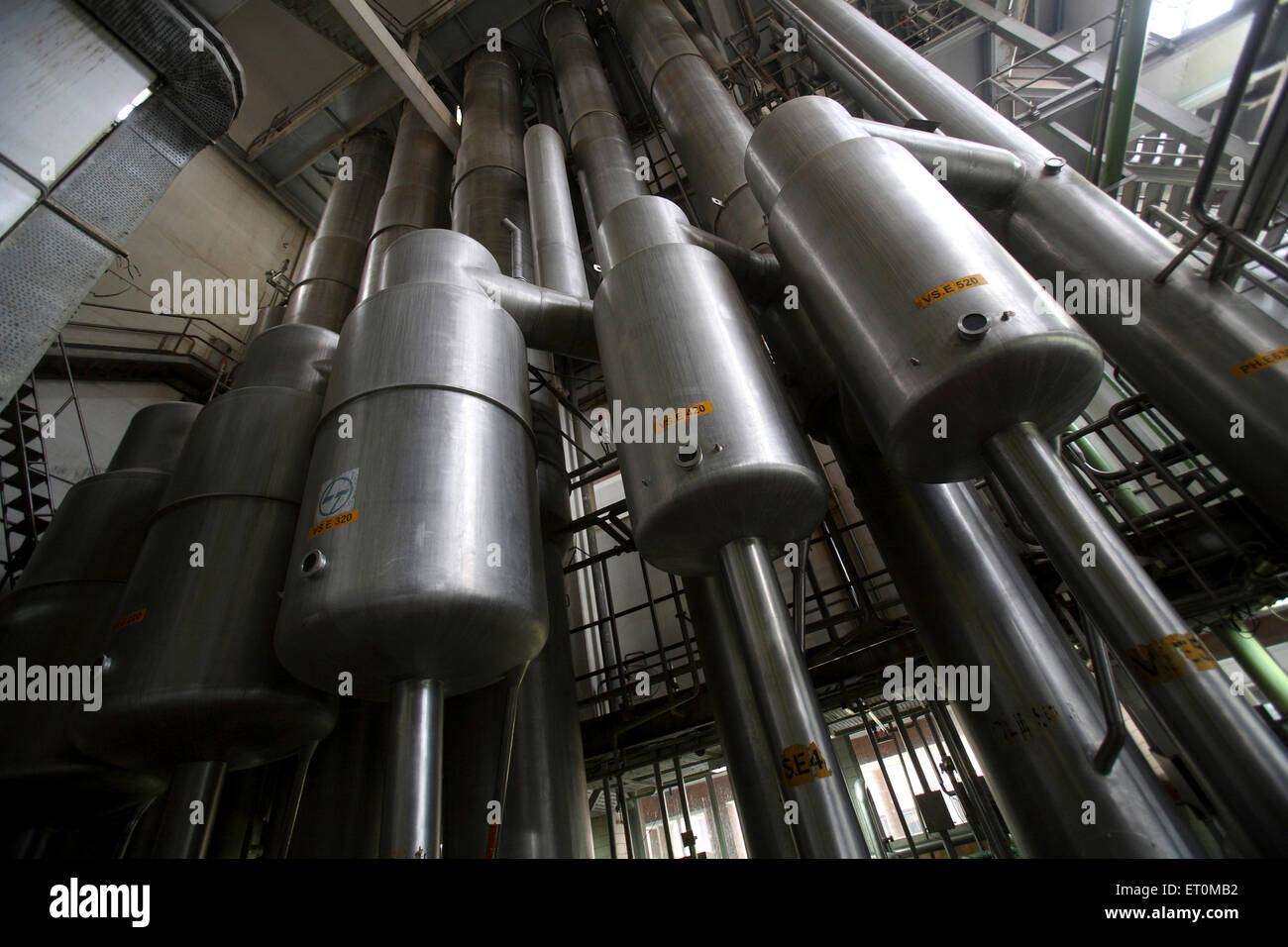Serbatoio di stoccaggio del latte, fabbrica di Amul, Anand, Gujarat, India Foto Stock