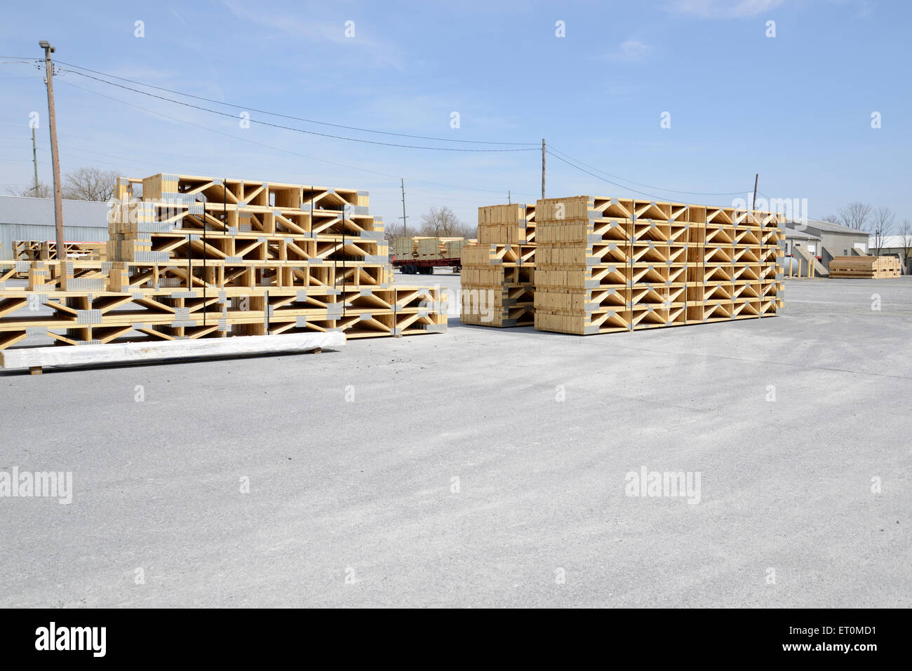 Pile di molti tralicci in legno pronti per essere spediti Foto Stock