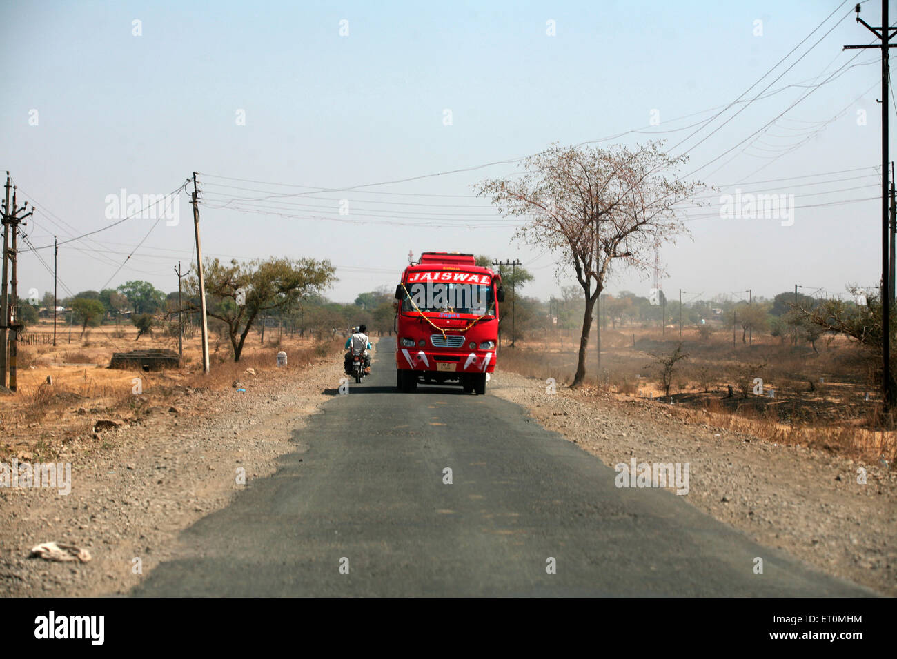 Autobus turistico che esercitano su Bhopal in autostrada in Madhya Pradesh ; India Foto Stock