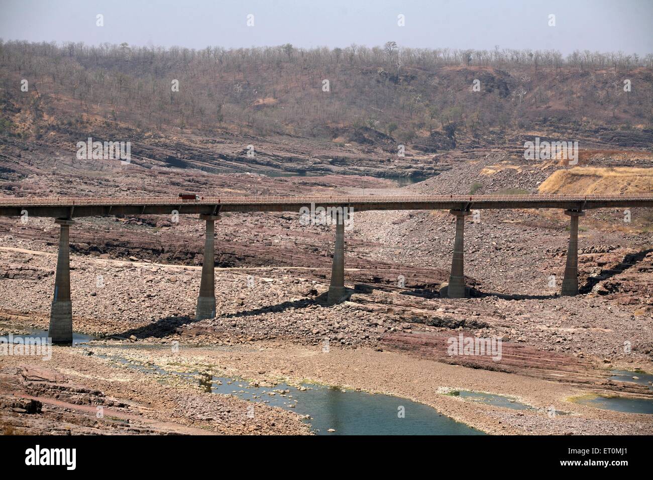 Strada ponte sul fiume secco, Khandwa, Madhya Pradesh, India Foto Stock