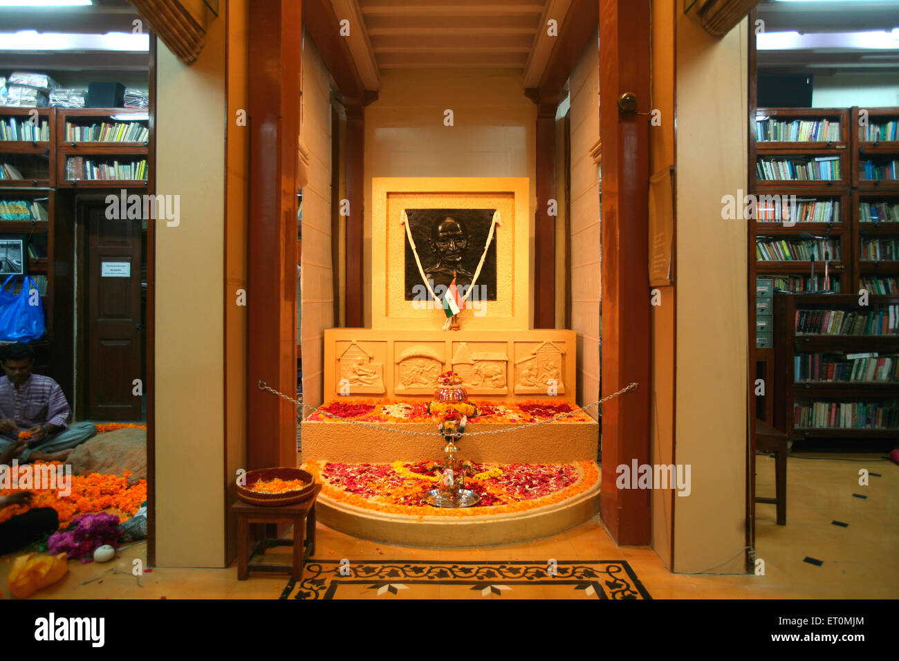 Urna contenente le ceneri del padre della nazione ; il Mahatma Gandhi mantenute in mezzo di fiori per public display a Mani Bhavan Foto Stock