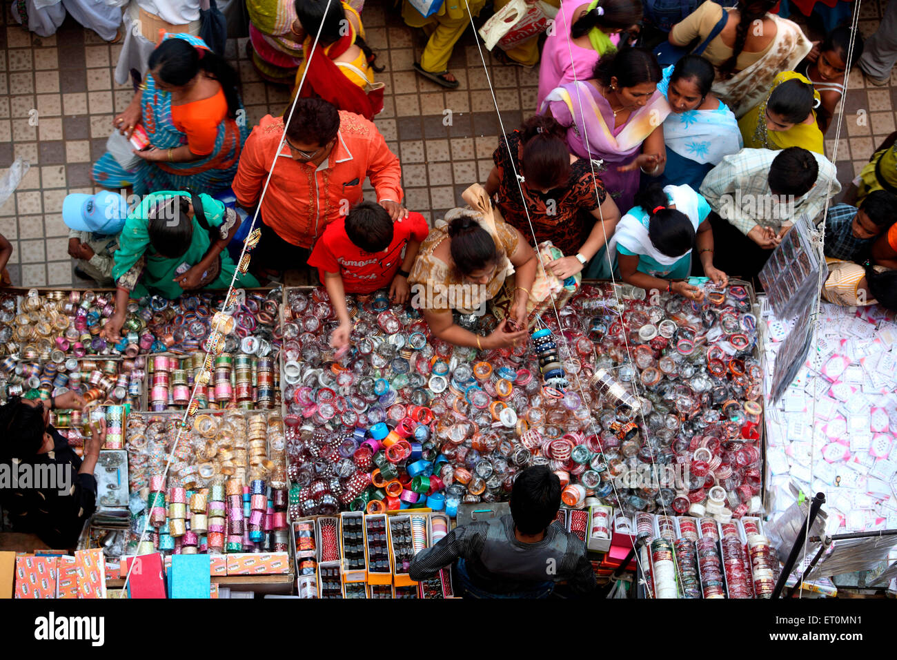 Le ragazze e le donne lo shopping in ladies market ; Ahmedabad ; Gujarat ; India Foto Stock