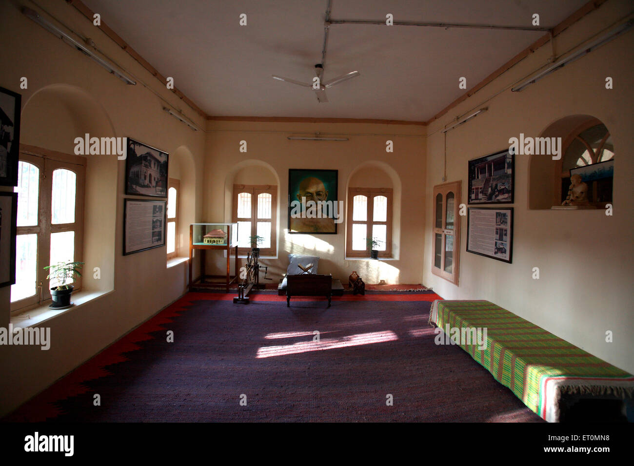 Il Mahatma Gandhi posto a sedere con grande foto e charkha al Satyagraha Ashram fondata nel 25 maggio 1915 a Kochrab Foto Stock