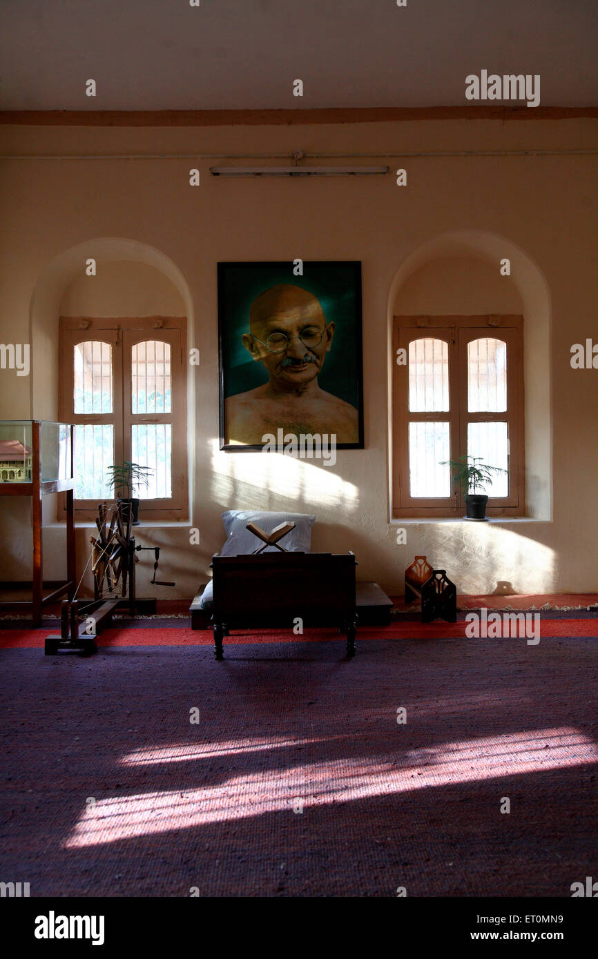 Il Mahatma Gandhi posto a sedere con la sua fotografia e charkha al Satyagraha Ashram fondata nel 25 maggio 1915 a Kochrab Gujrat India Foto Stock