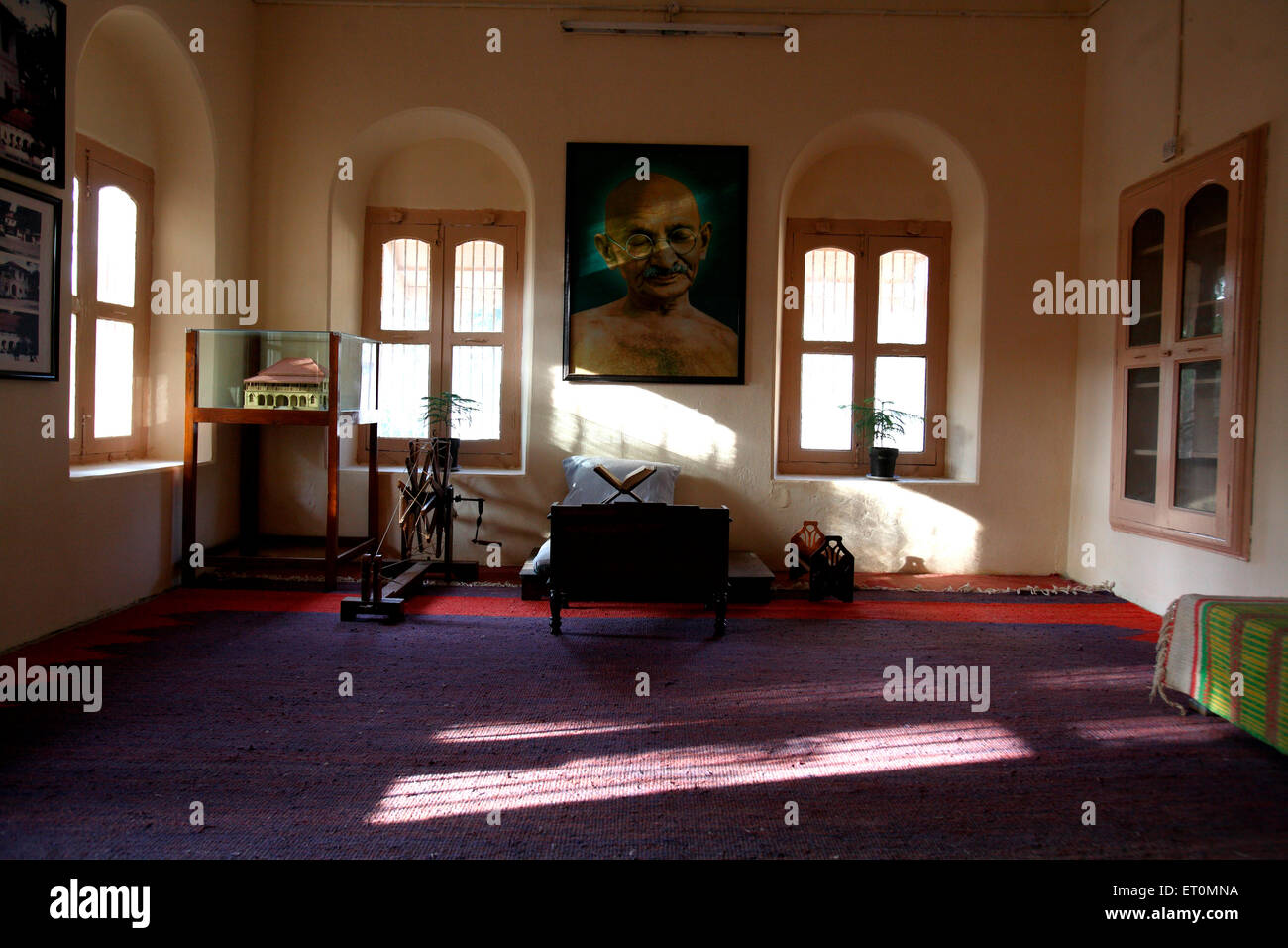 Mahatma Gandhi seduto con la sua grande fotografia e il suo charkha presso Satyagraha Ashram fondato nel 25 maggio 1915 a Kochrab Ashram Ahmedabad in India Foto Stock