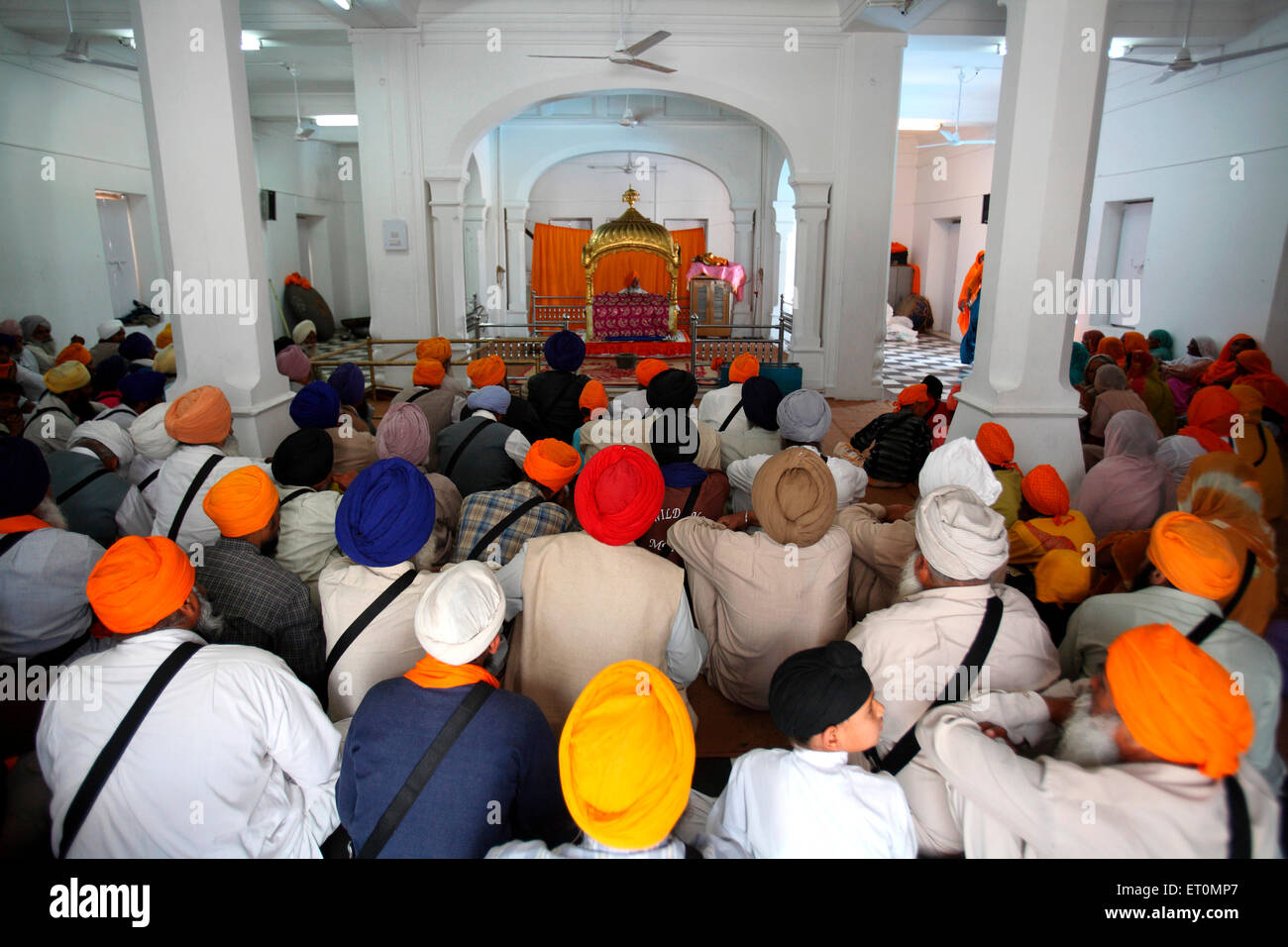 I devoti seduti all'interno gurudwara e ascolto di sermoni religiosi in Anandpur Sahib ; quartiere Rupnagar ; Punjab ; India Foto Stock